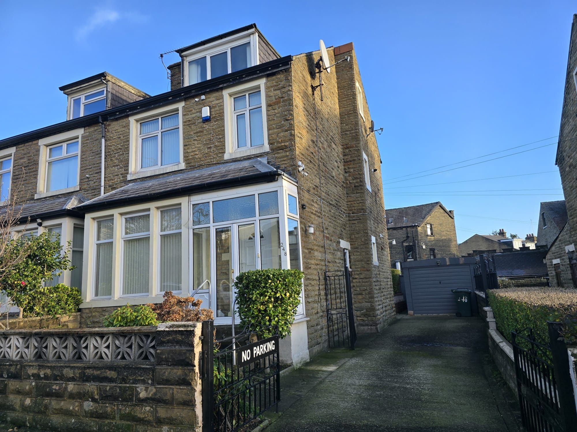 4 bedroom semi-detached house For Sale in Bradford - Property photograph.
