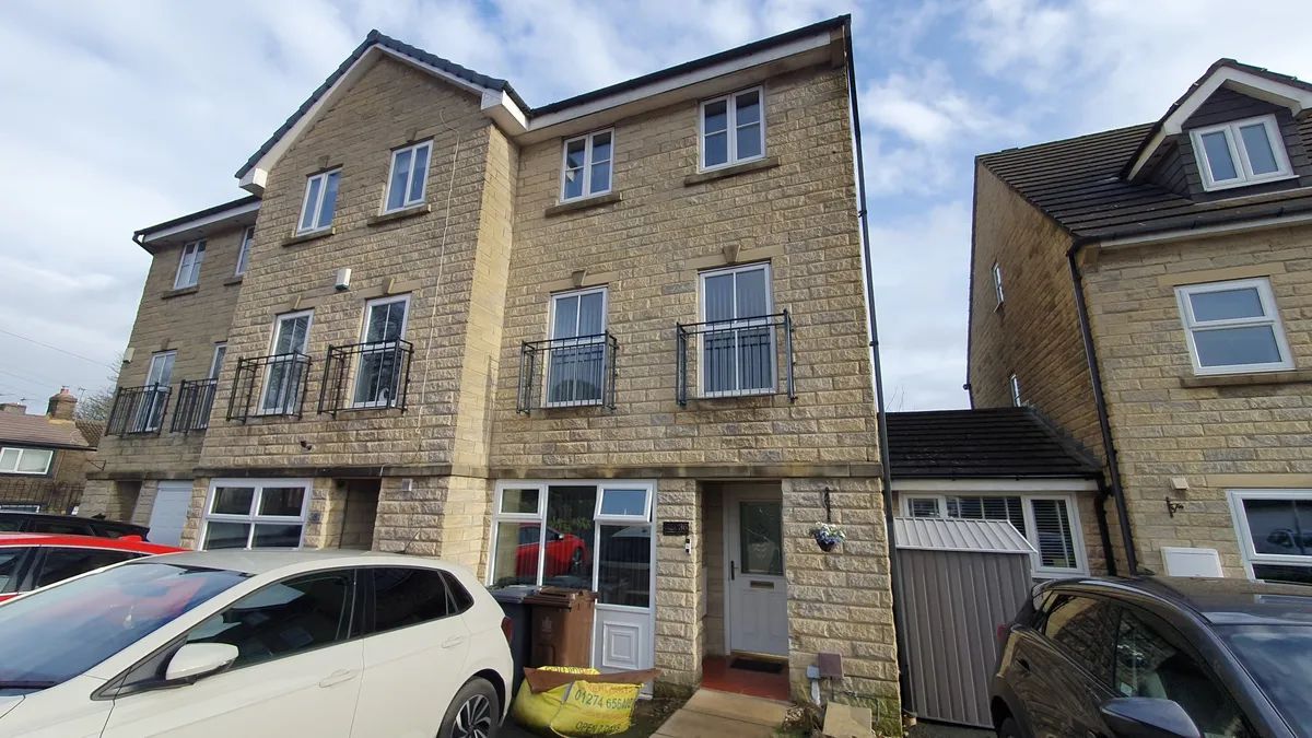 2 bedroom ground floor flat/apartment To Let in Bradford - Photograph 1.