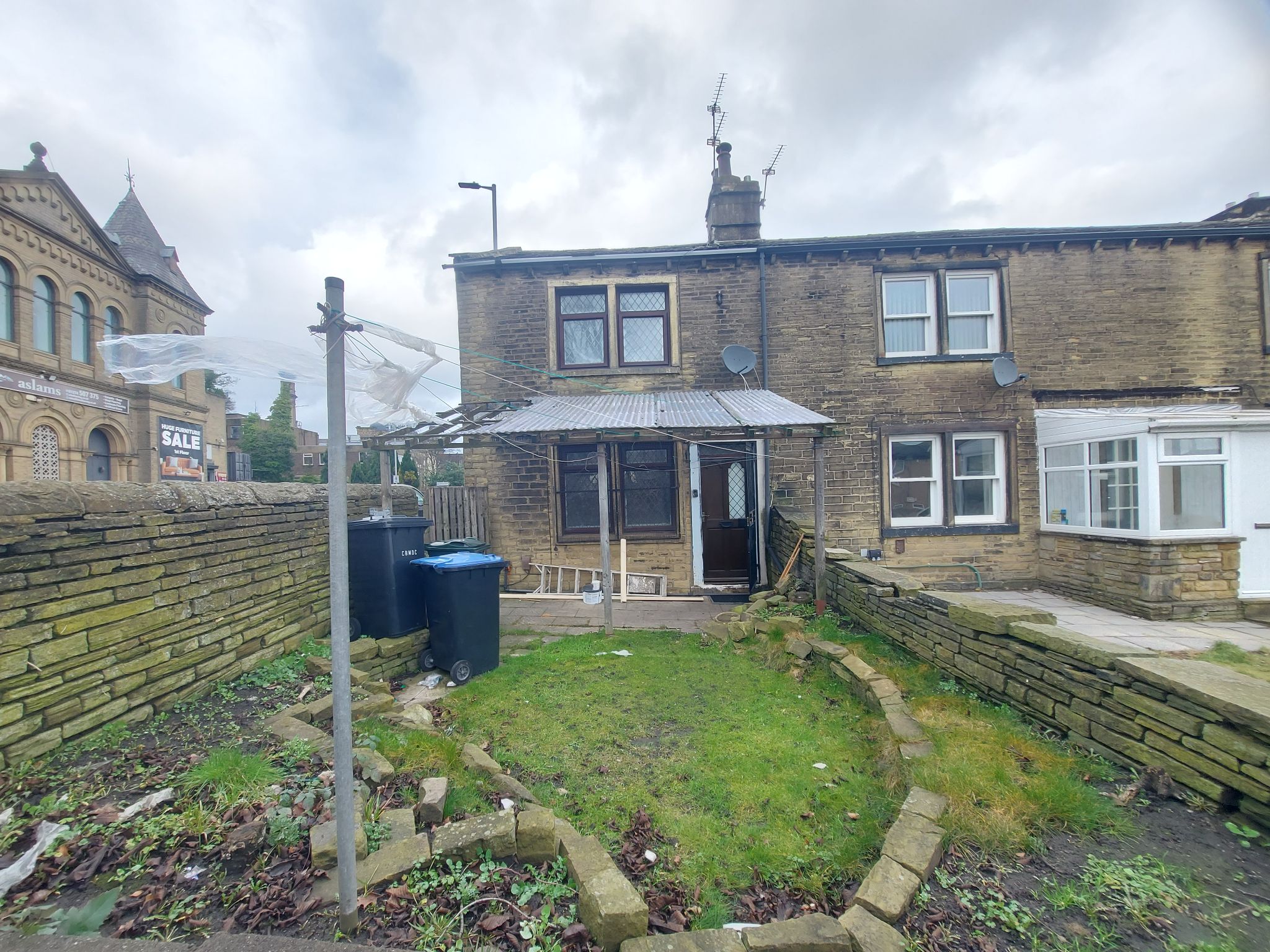 2 bedroom end terraced house Let in Bradford - Photograph 1.