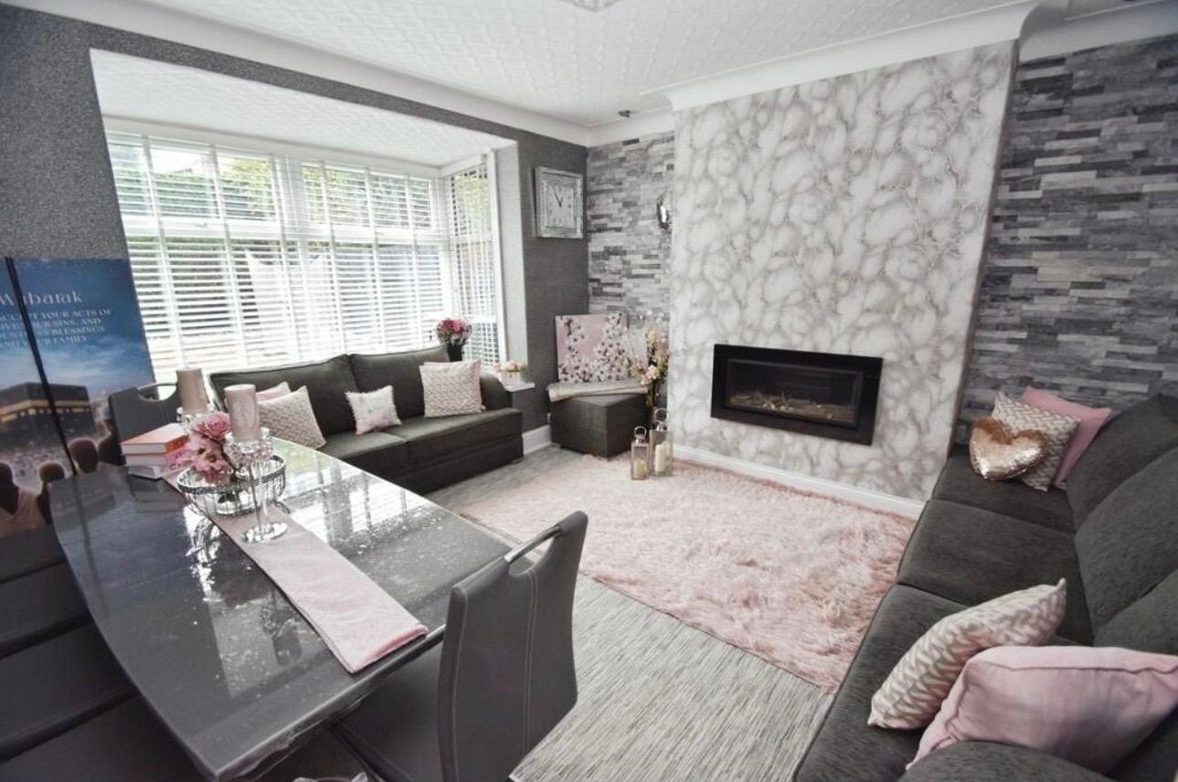 3 bedroom semi-detached house For Sale in Bradford - Property photograph.