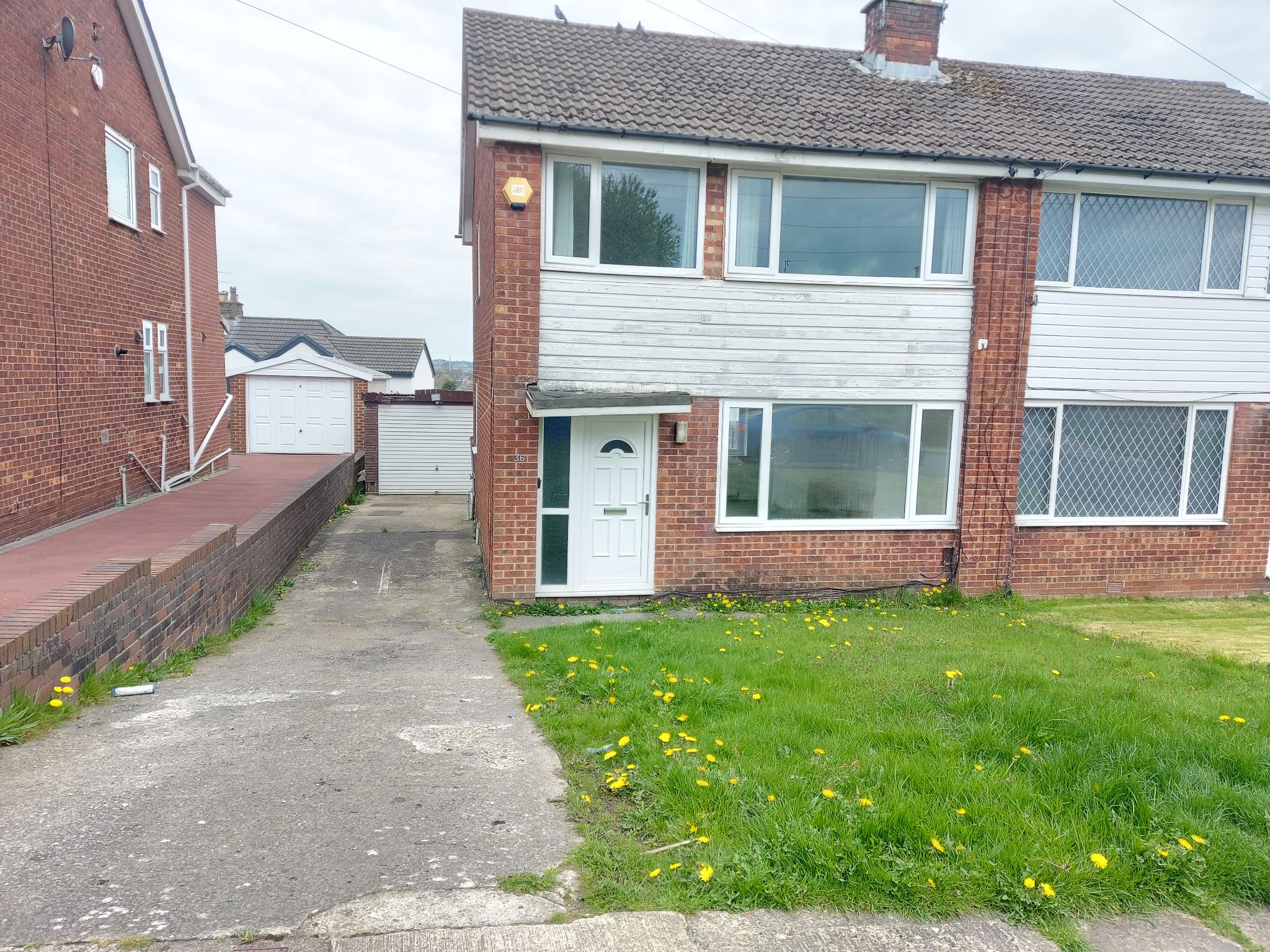 3 bedroom semi-detached house Let Agreed in Bradford - Photograph 1.