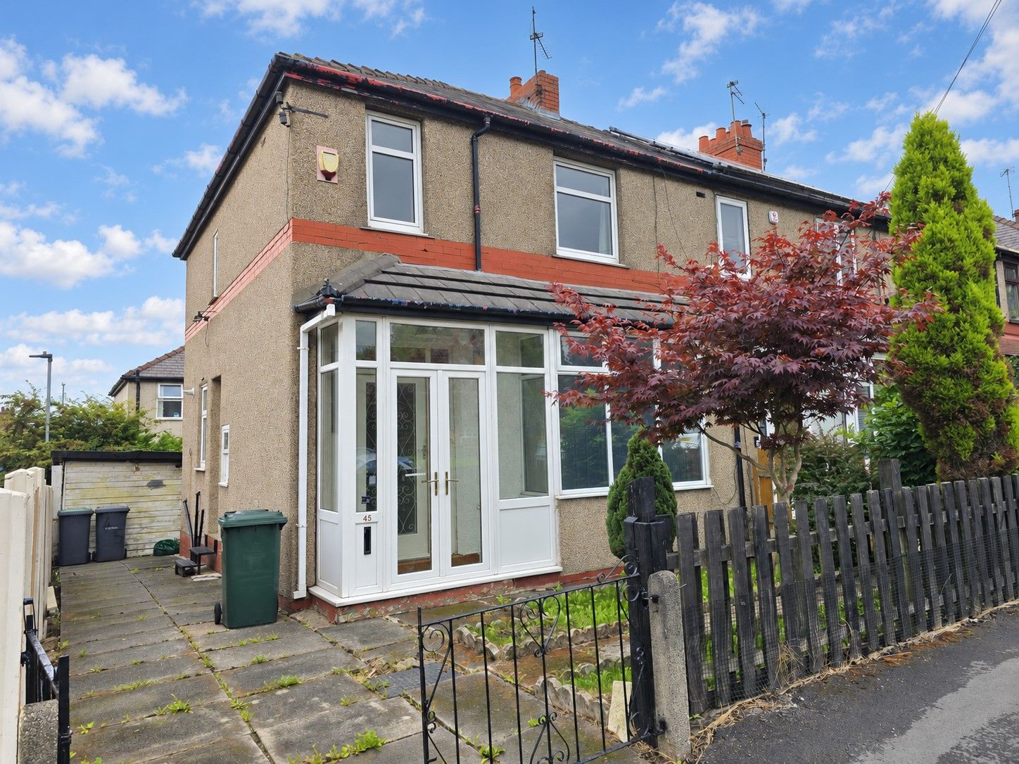 2 bedroom semi-detached house For Sale in Bradford - Property photograph.