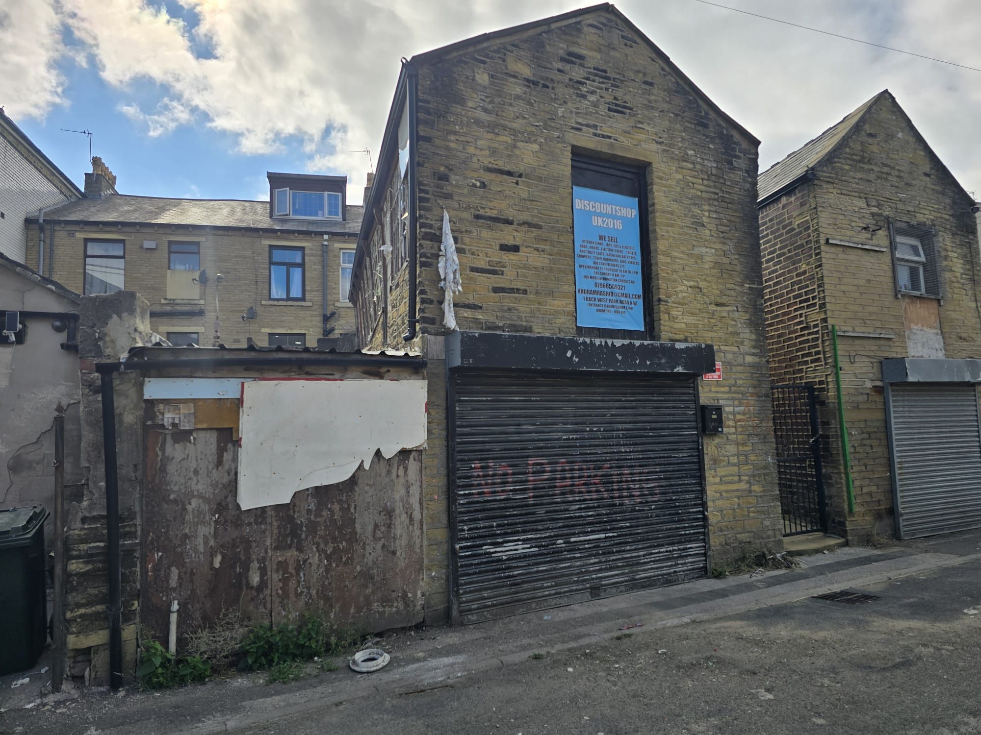 Detached House For Sale in Bradford - Property photograph.