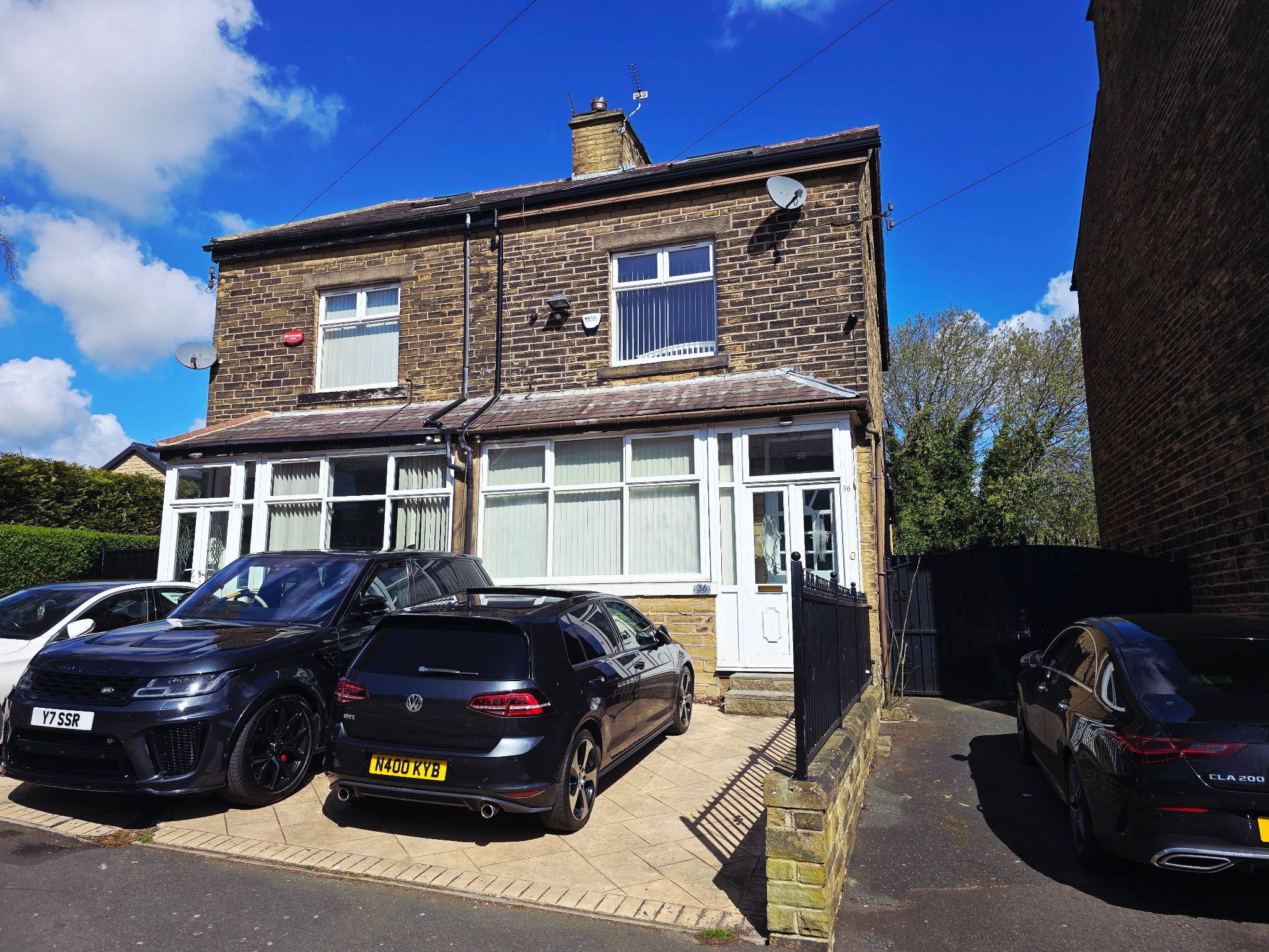 4 bedroom semi-detached house For Sale in Bradford - Photograph 2.