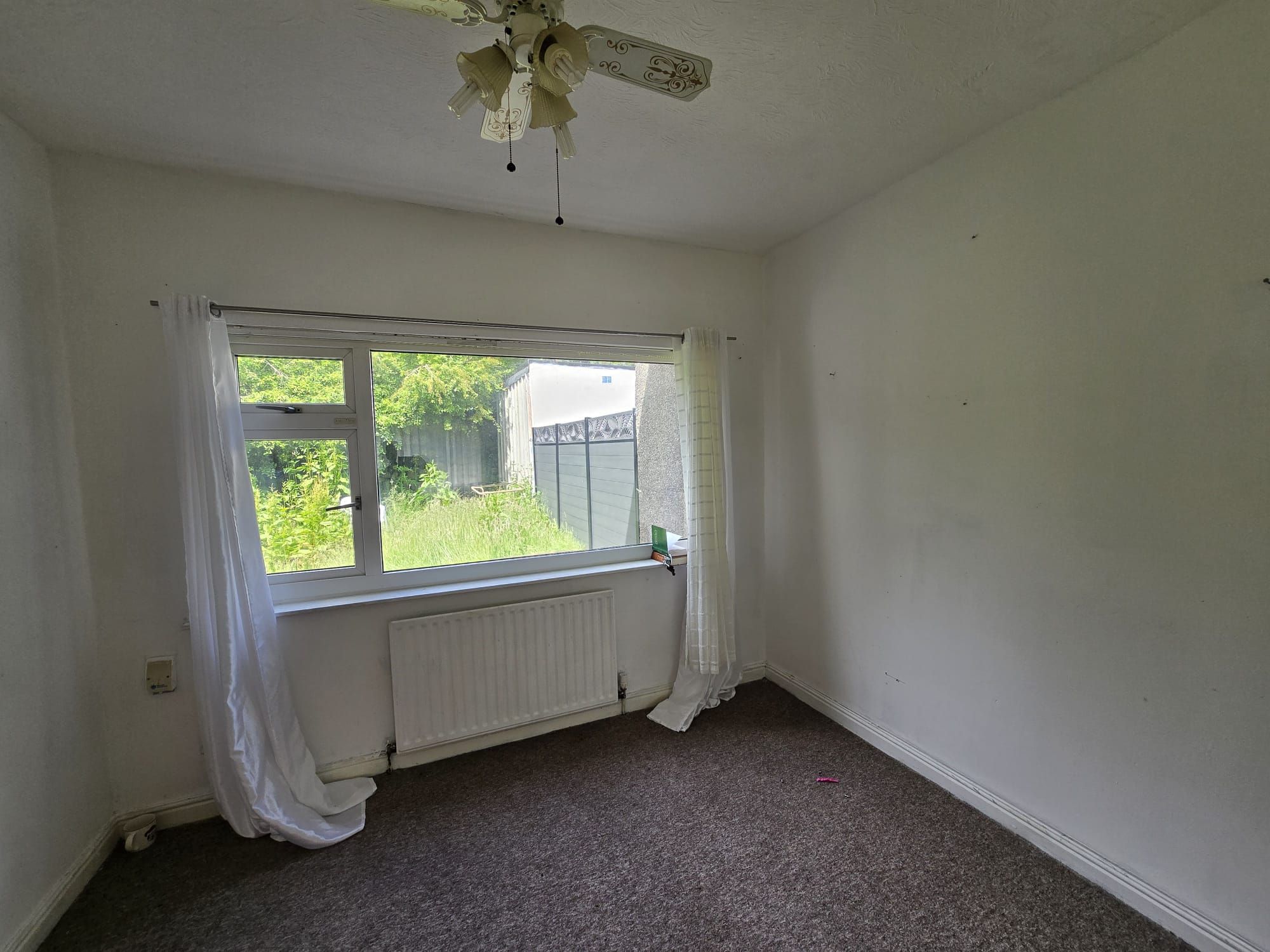 3 bedroom semi-detached house For Sale in Bradford - Property photograph.