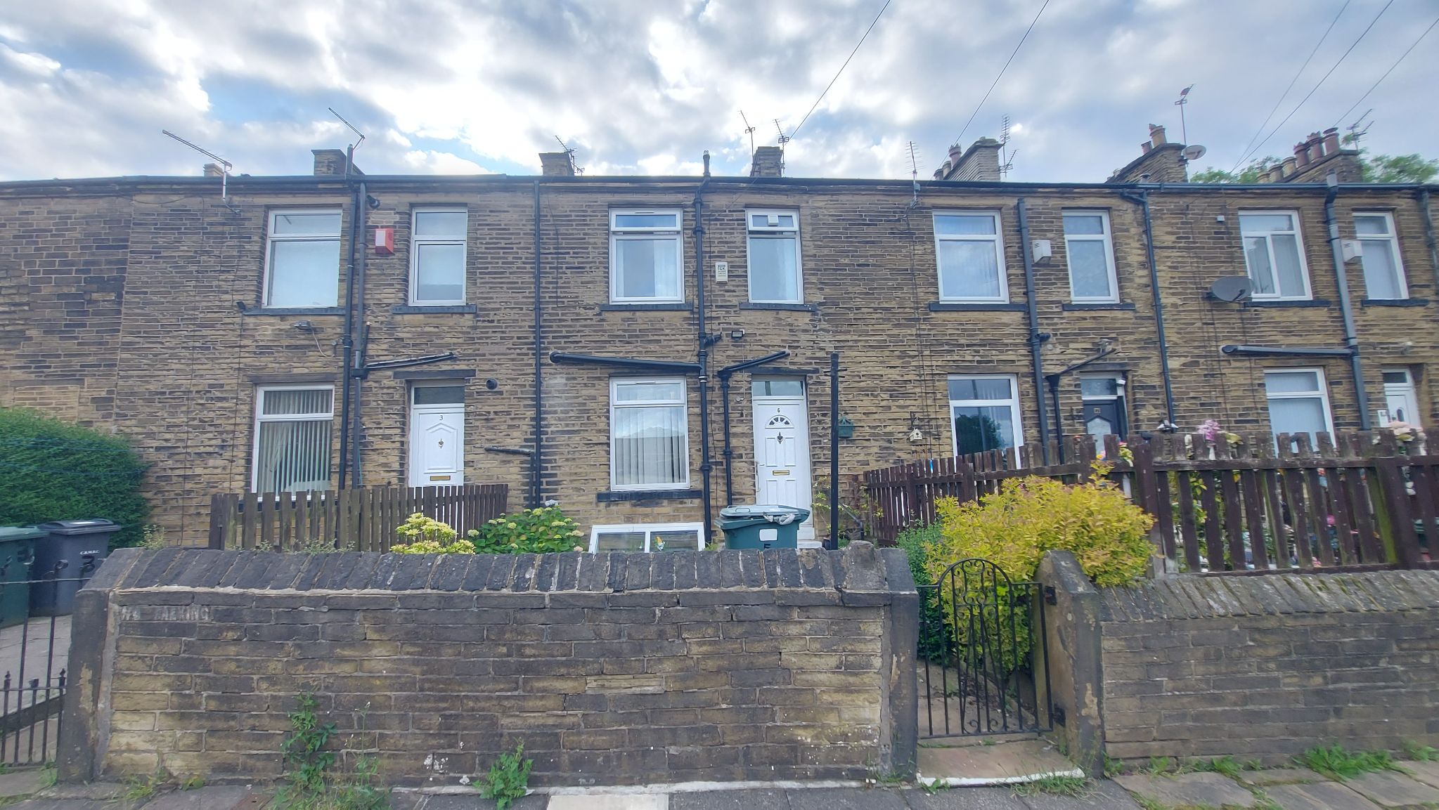 2 bedroom mid terraced house To Let in Bradford - Property photograph.