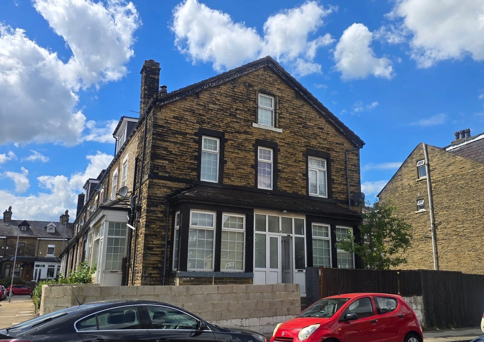 2 bedroom end terraced house For Sale in Bradford - Property photograph.