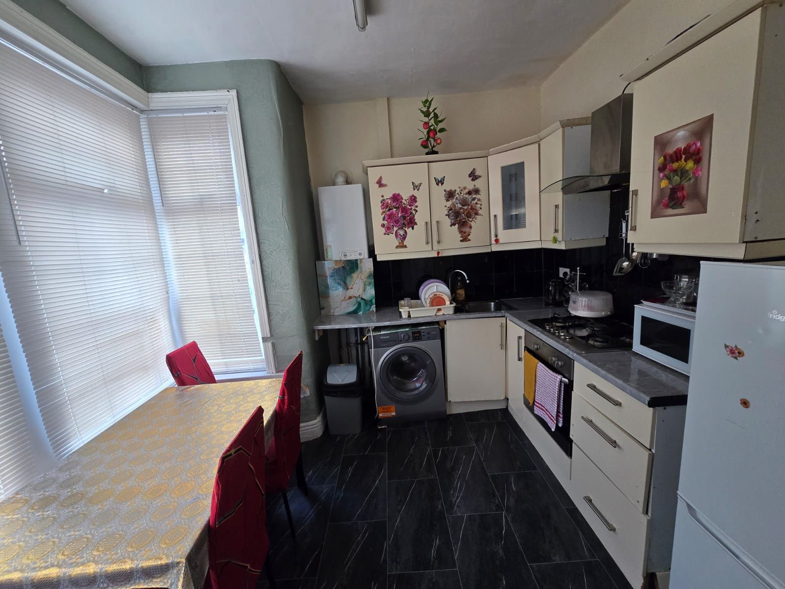 2 bedroom end terraced house For Sale in Bradford - Property photograph.