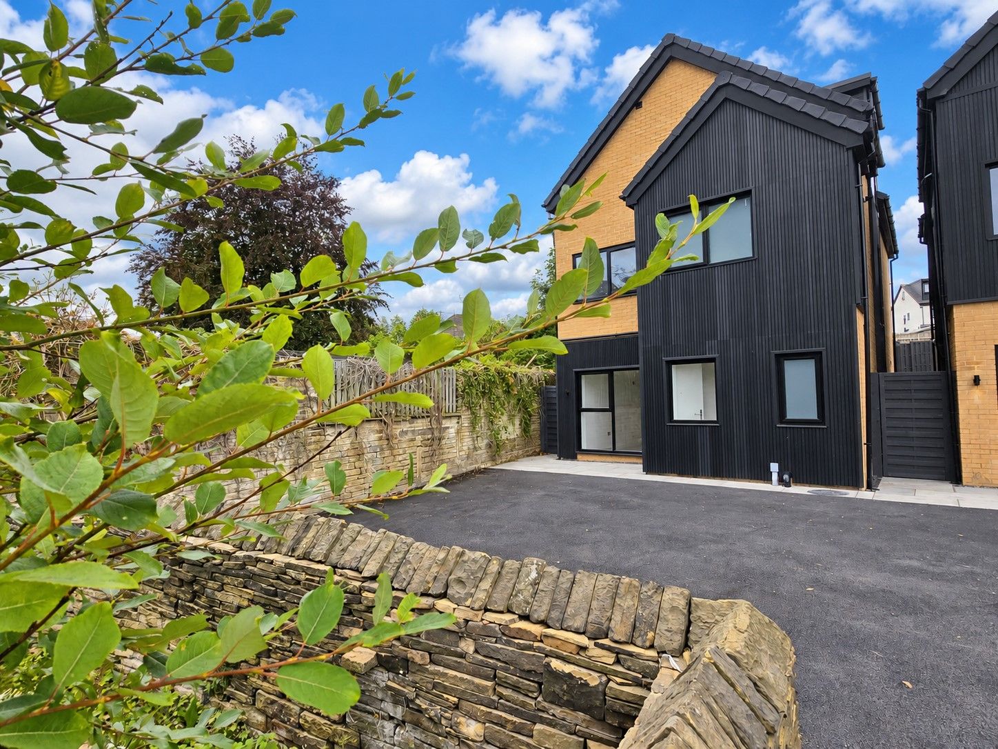 4 bedroom detached house For Sale in Bradford - Property photograph.