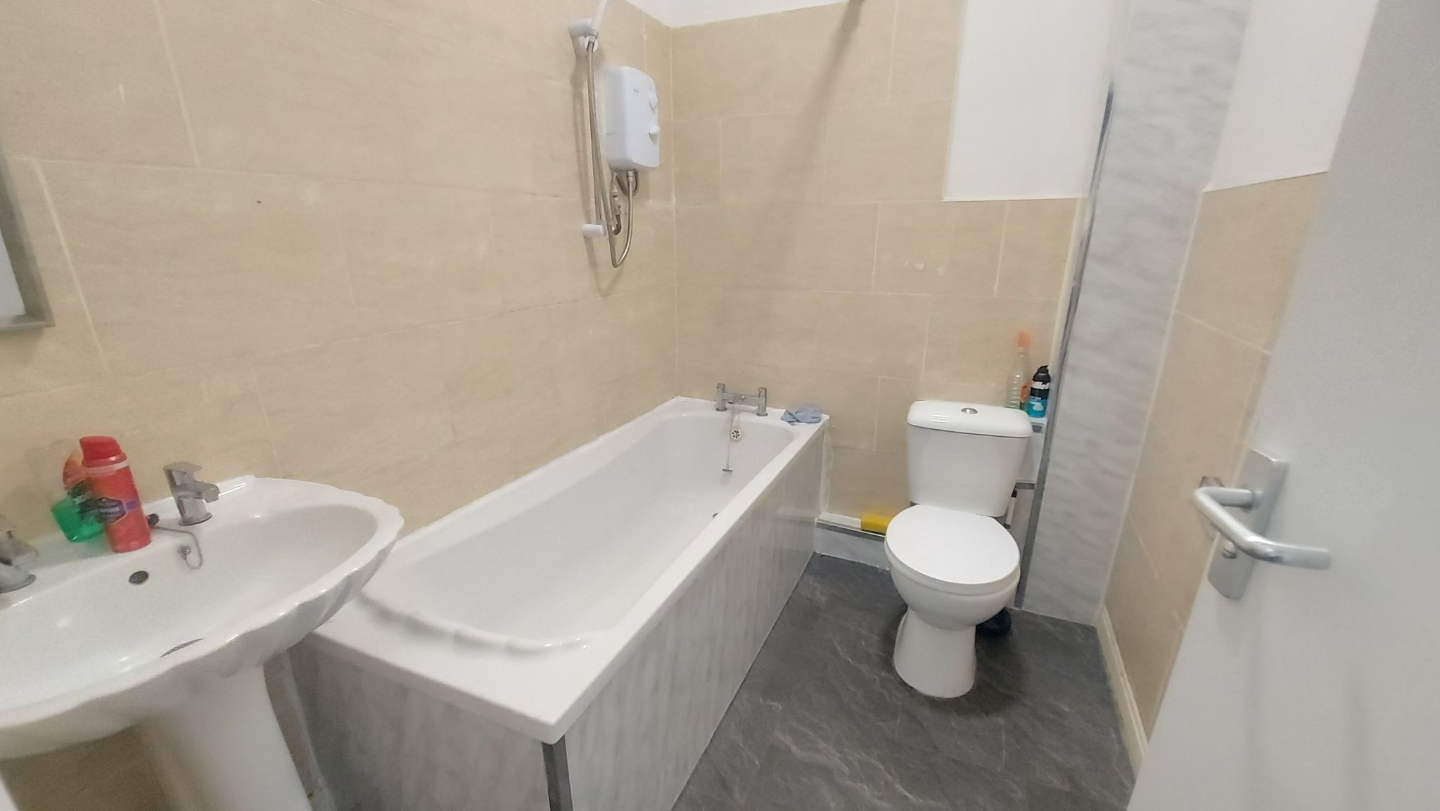 4 bedroom mid terraced house To Let in Bradford - Property photograph.