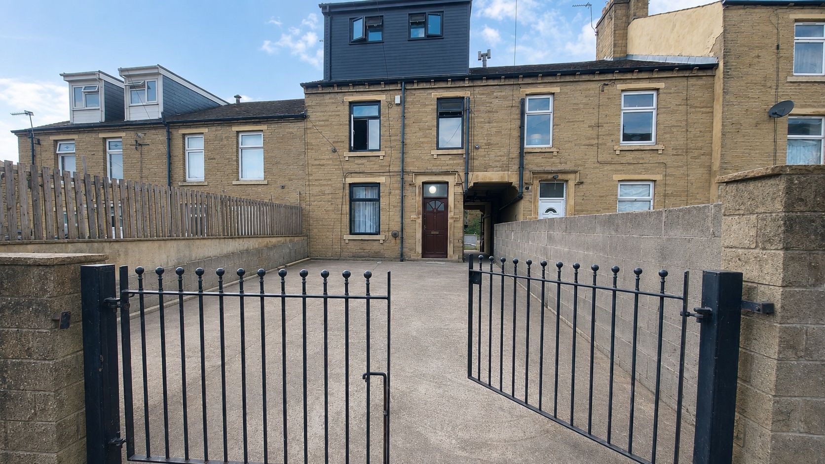 4 bedroom mid terraced house To Let in Bradford - Property photograph.