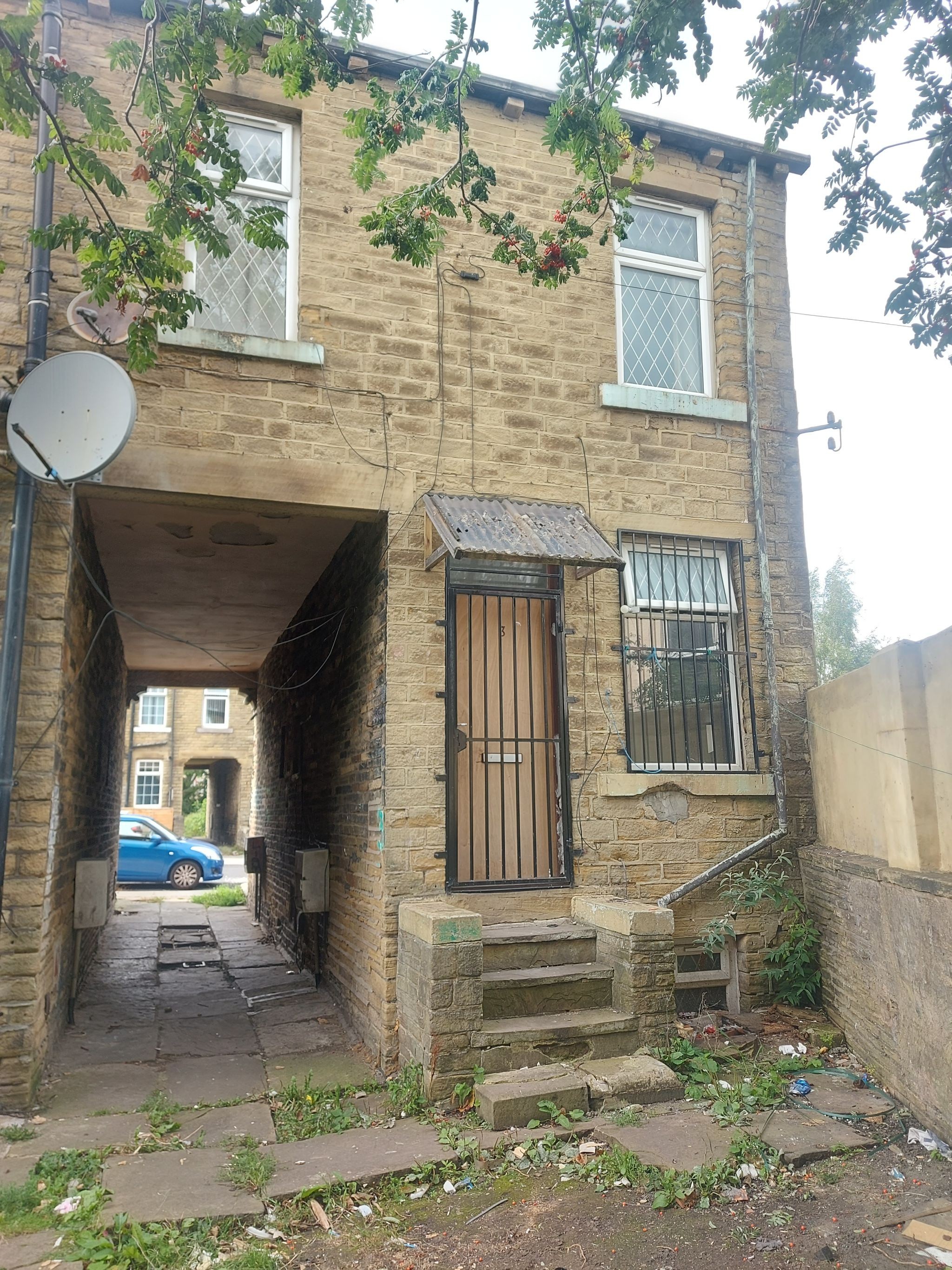 2 bedroom mid terraced house To Let in Bradford - Property photograph.