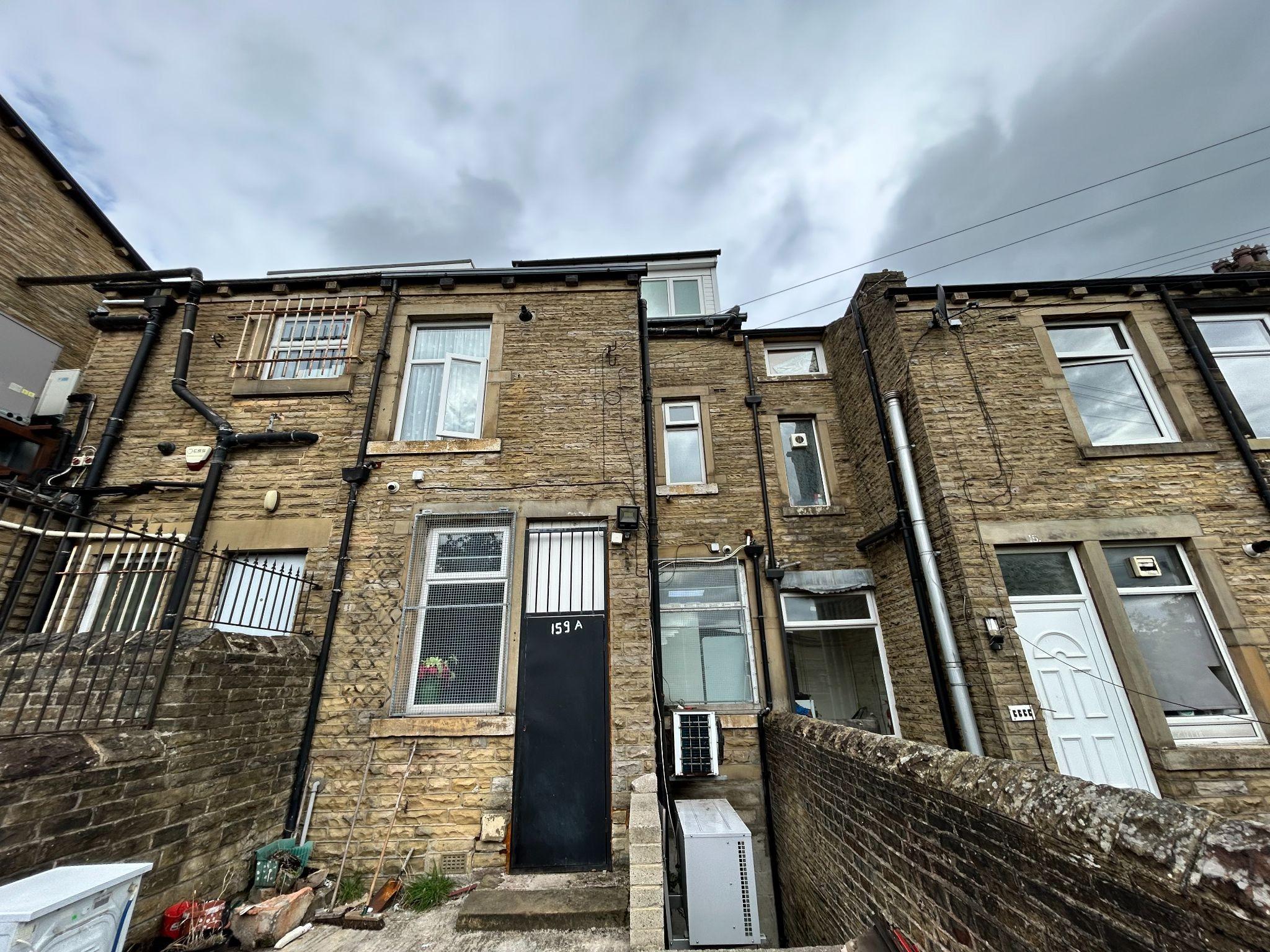 3 bedroom flat flat/apartment To Let in Bradford - Property photograph.