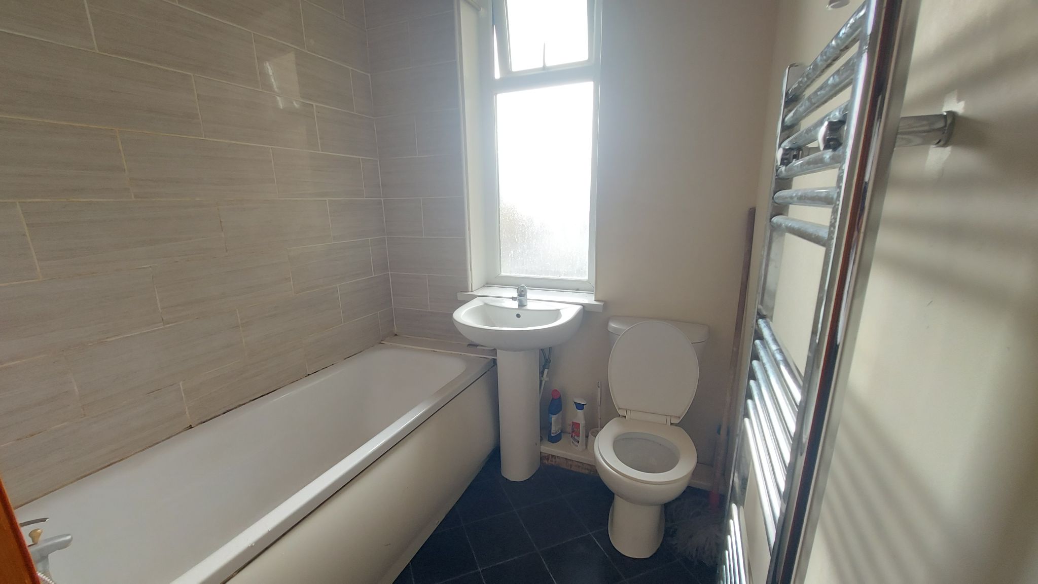 3 bedroom flat flat/apartment To Let in Bradford - Property photograph.