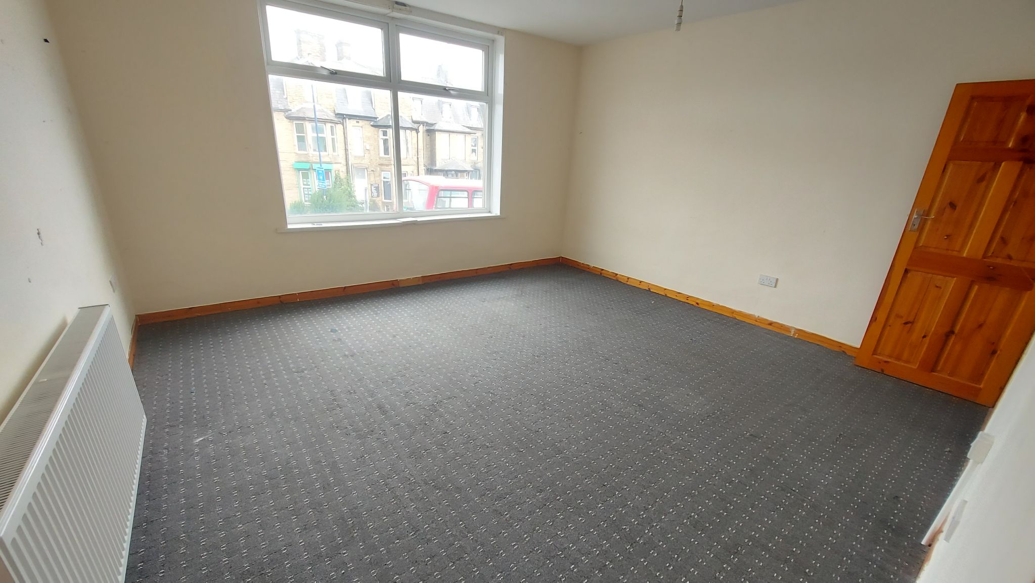 3 bedroom flat flat/apartment To Let in Bradford - Property photograph.