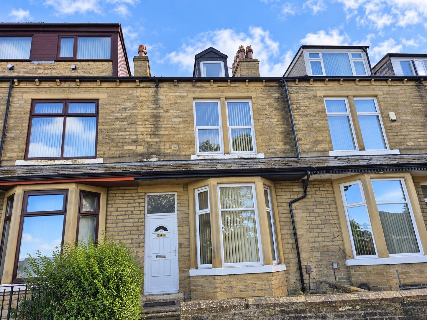 5 bedroom mid terraced house To Let in Bradford - Property photograph.