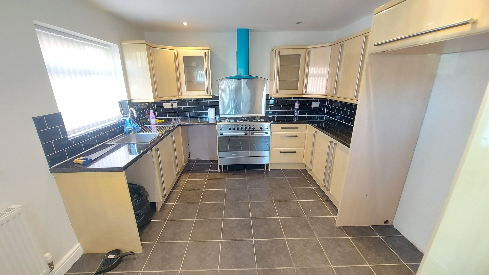 3 bedroom semi-detached bungalow To Let in Bradford - Property photograph.