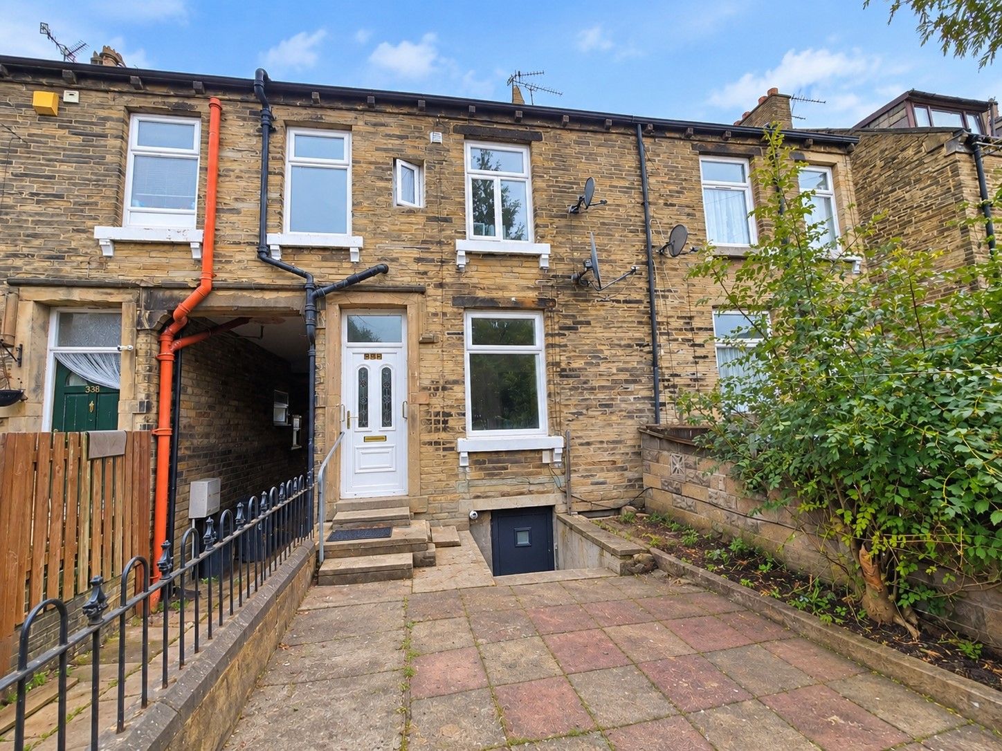 3 bedroom mid terraced house For Sale in Bradford - Property photograph.