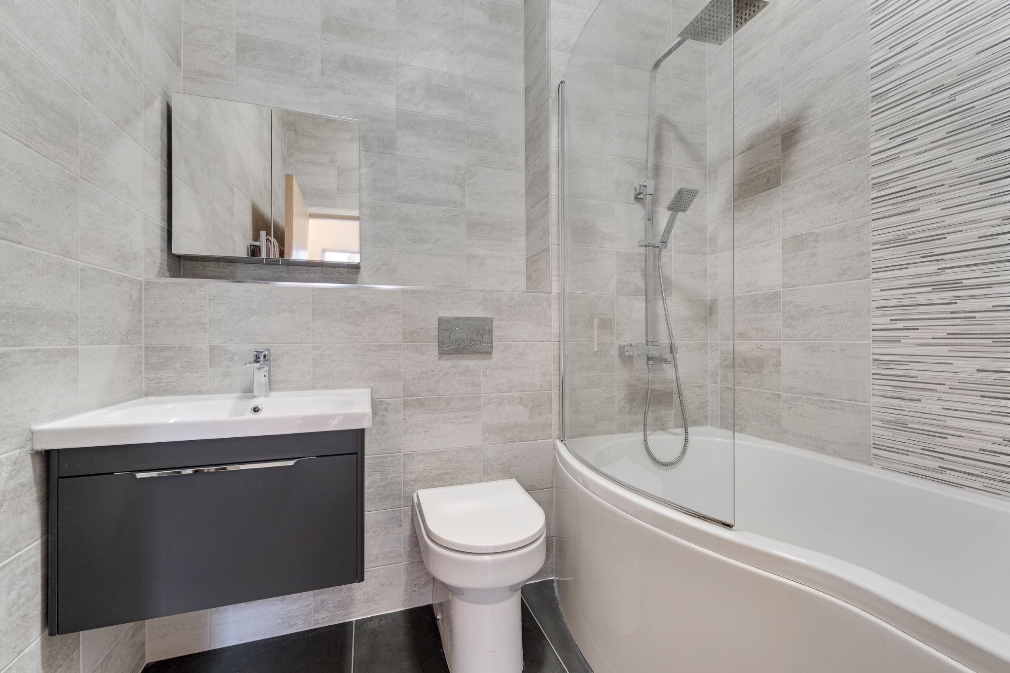 3 bedroom penthouse flat/apartment For Sale in Bolton - Photograph 29.