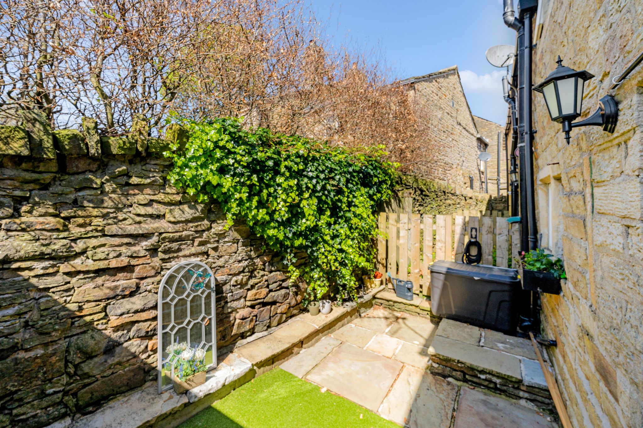 2 bedroom cottage house For Sale in Bolton - Photograph 27.