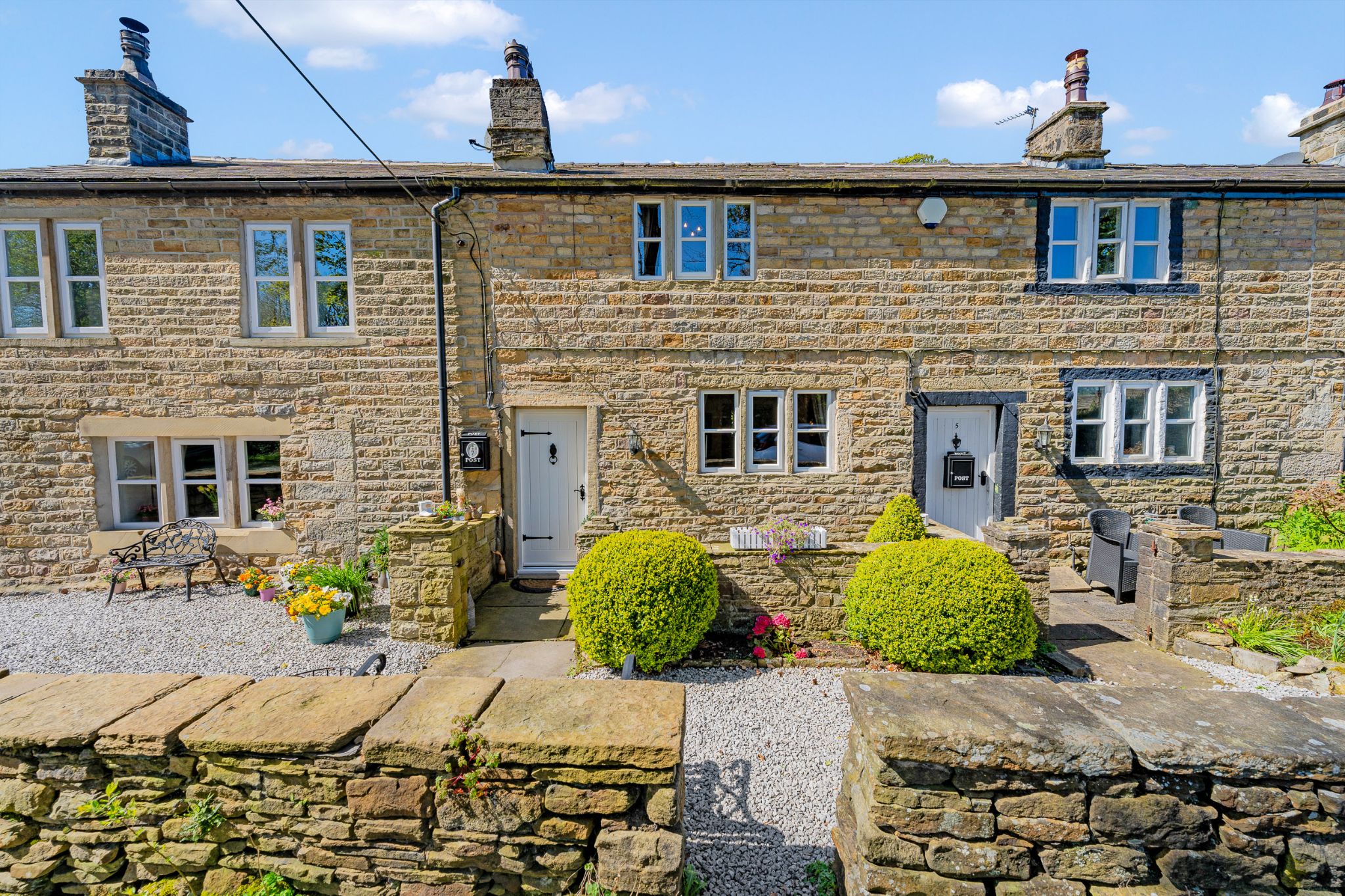 2 bedroom cottage house For Sale in Bolton - Photograph 1.