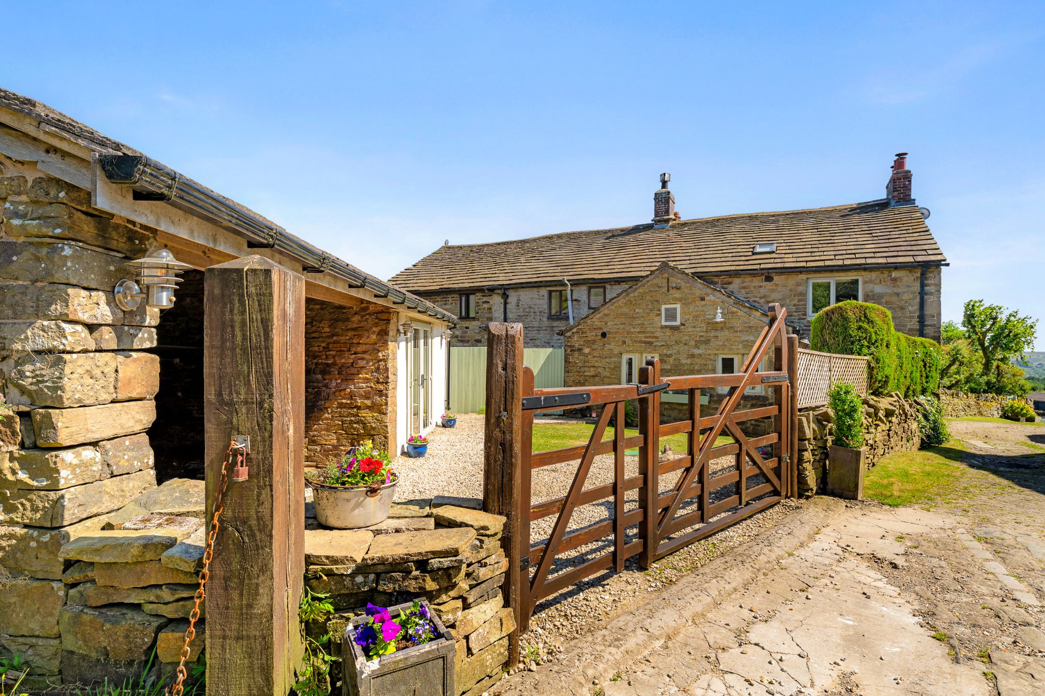 3 bedroom farm house For Sale in Bolton - Photograph 3.