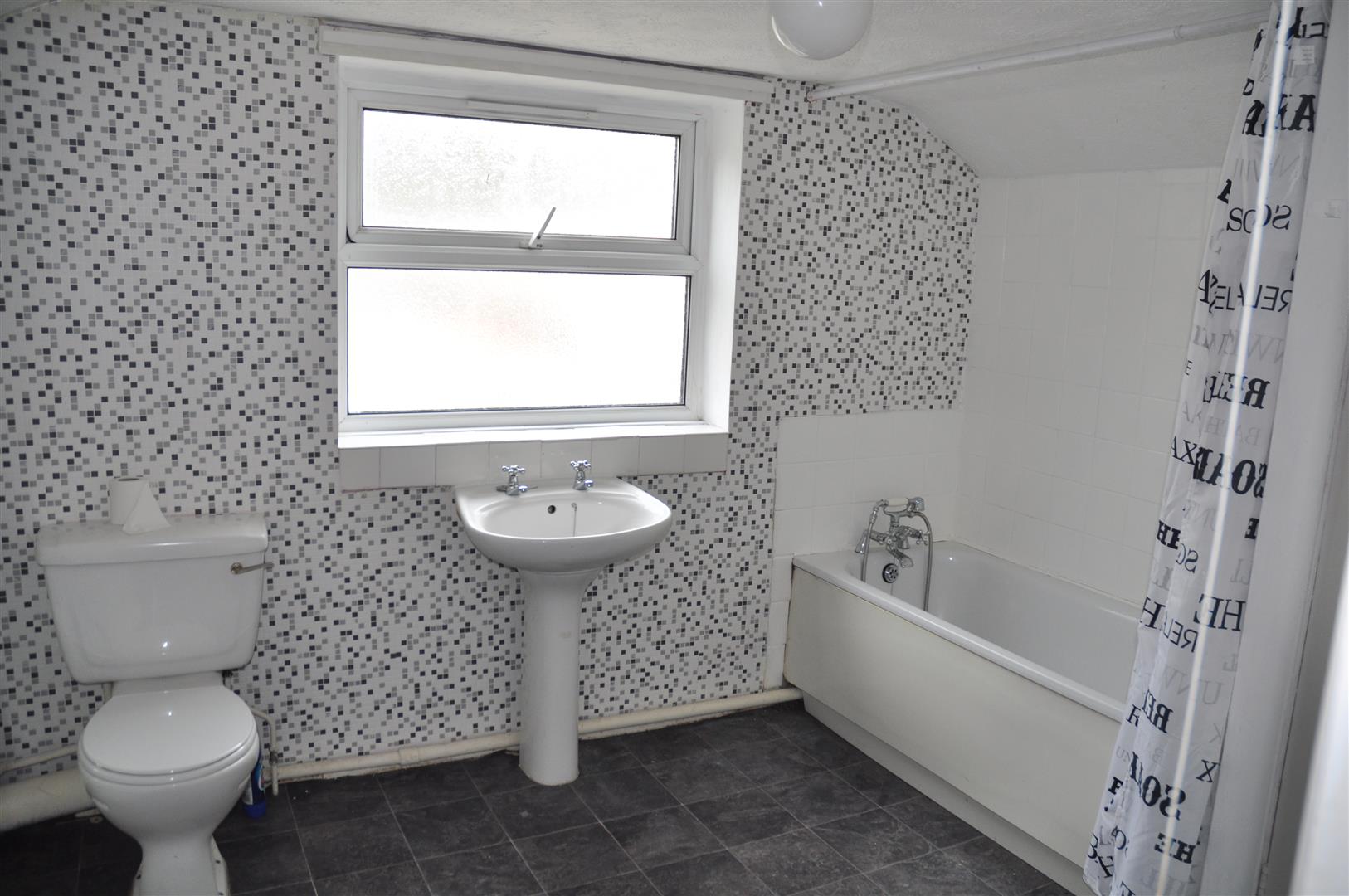 3 bedroom end terraced house Let in Holyhead - Image.
