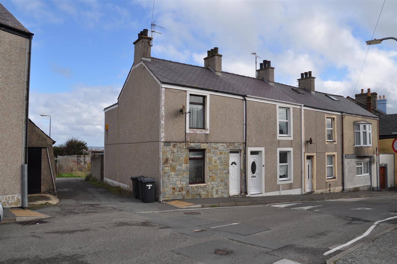 2 bedroom end terraced house To Let in Holyhead - Property photograph.