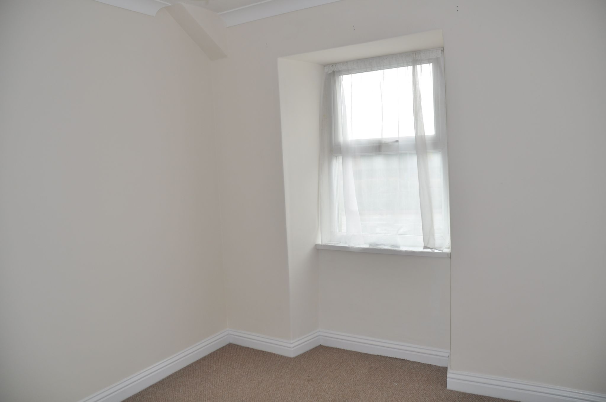3 bedroom mid terraced house Let in Holyhead - Photograph 6.