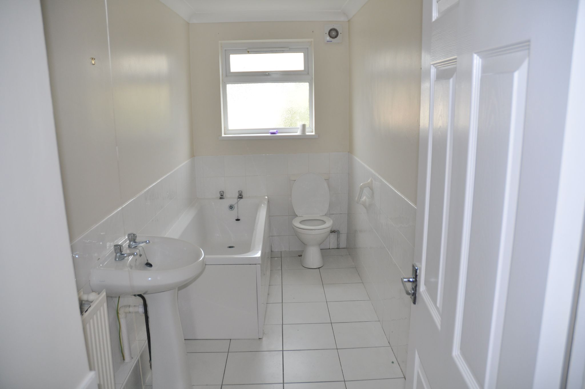 3 bedroom mid terraced house Let in Holyhead - Photograph 5.