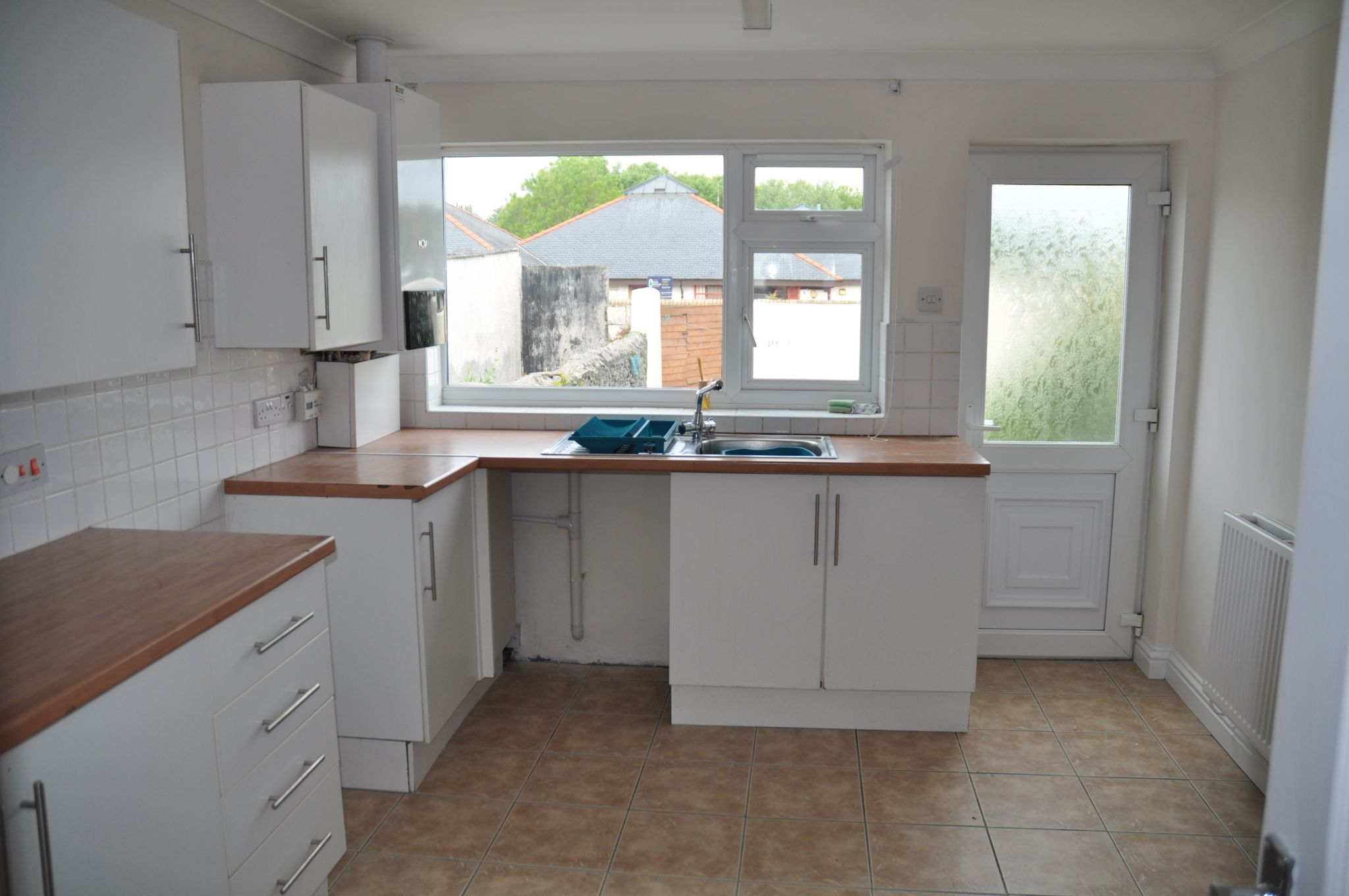 3 bedroom mid terraced house Let in Holyhead - Photograph 4.
