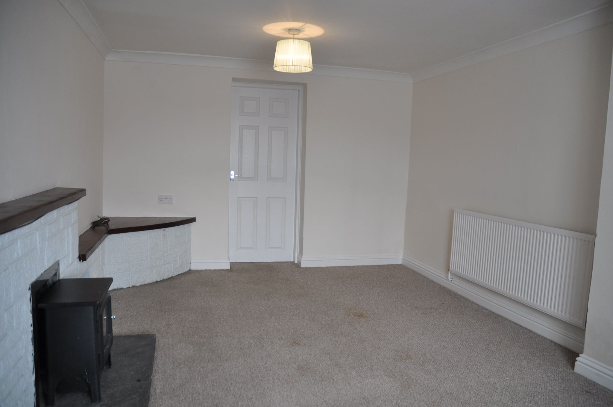 3 bedroom mid terraced house Let in Holyhead - Photograph 3.