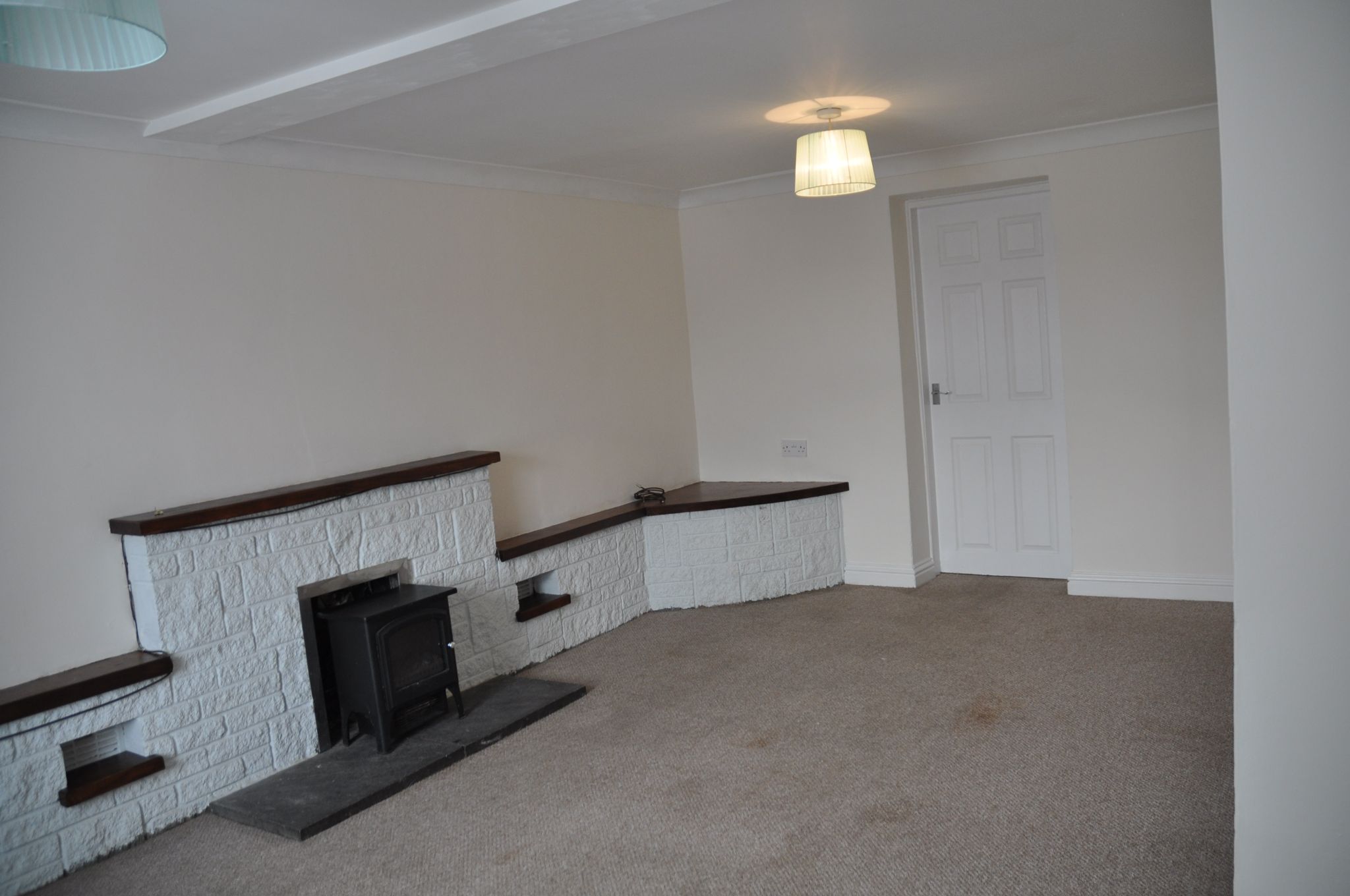3 bedroom mid terraced house Let in Holyhead - Photograph 2.