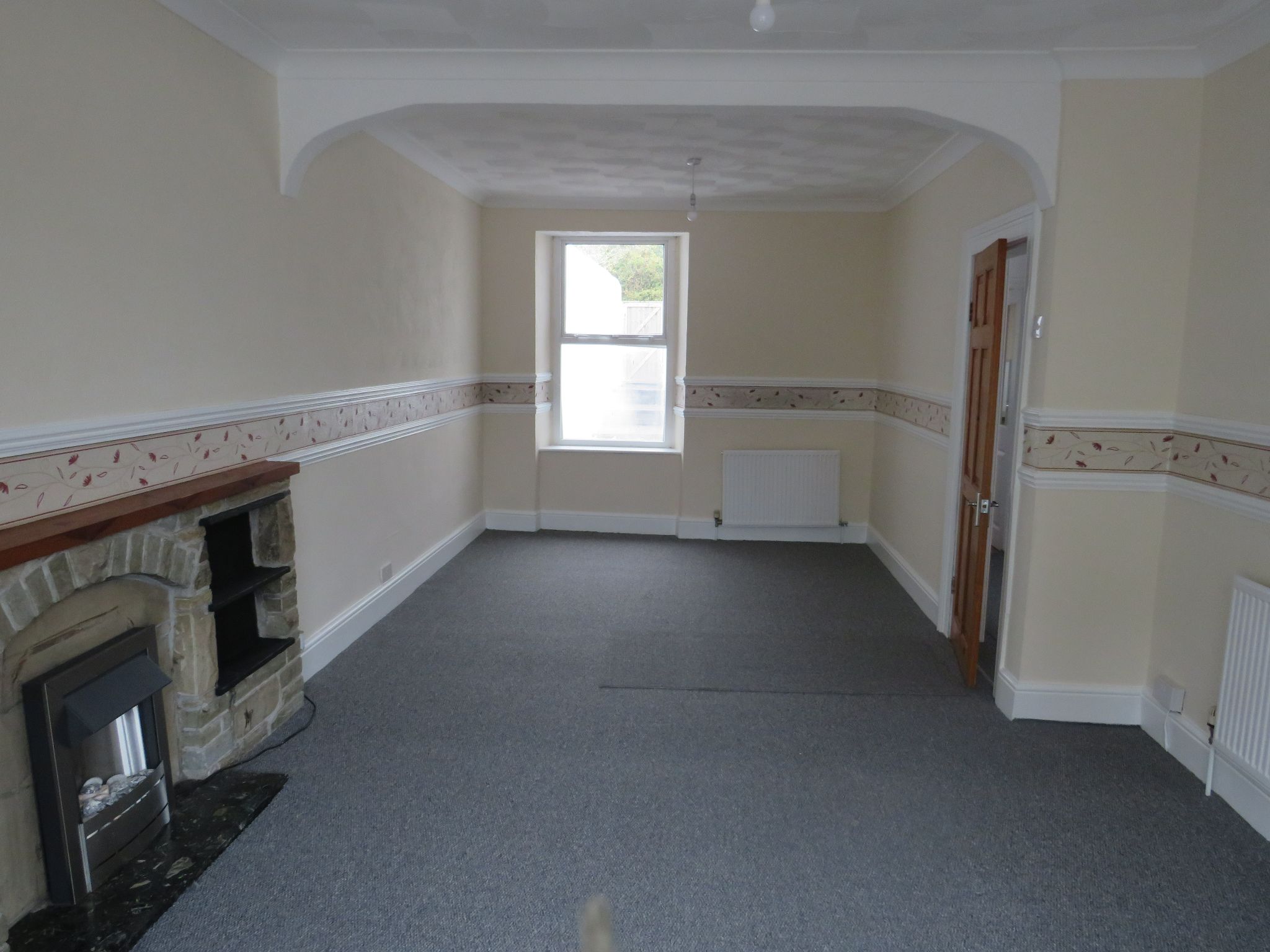 2 bedroom mid terraced house To Let in Holyhead - Property photograph.