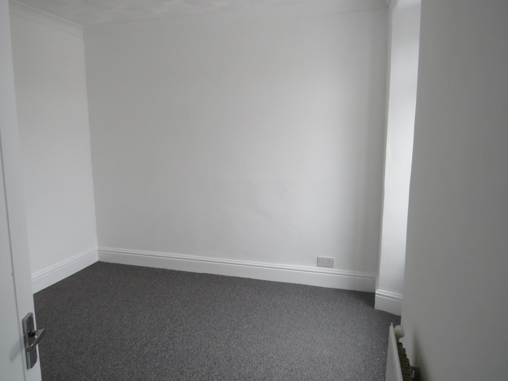 2 bedroom mid terraced house To Let in Holyhead - Photograph 4.