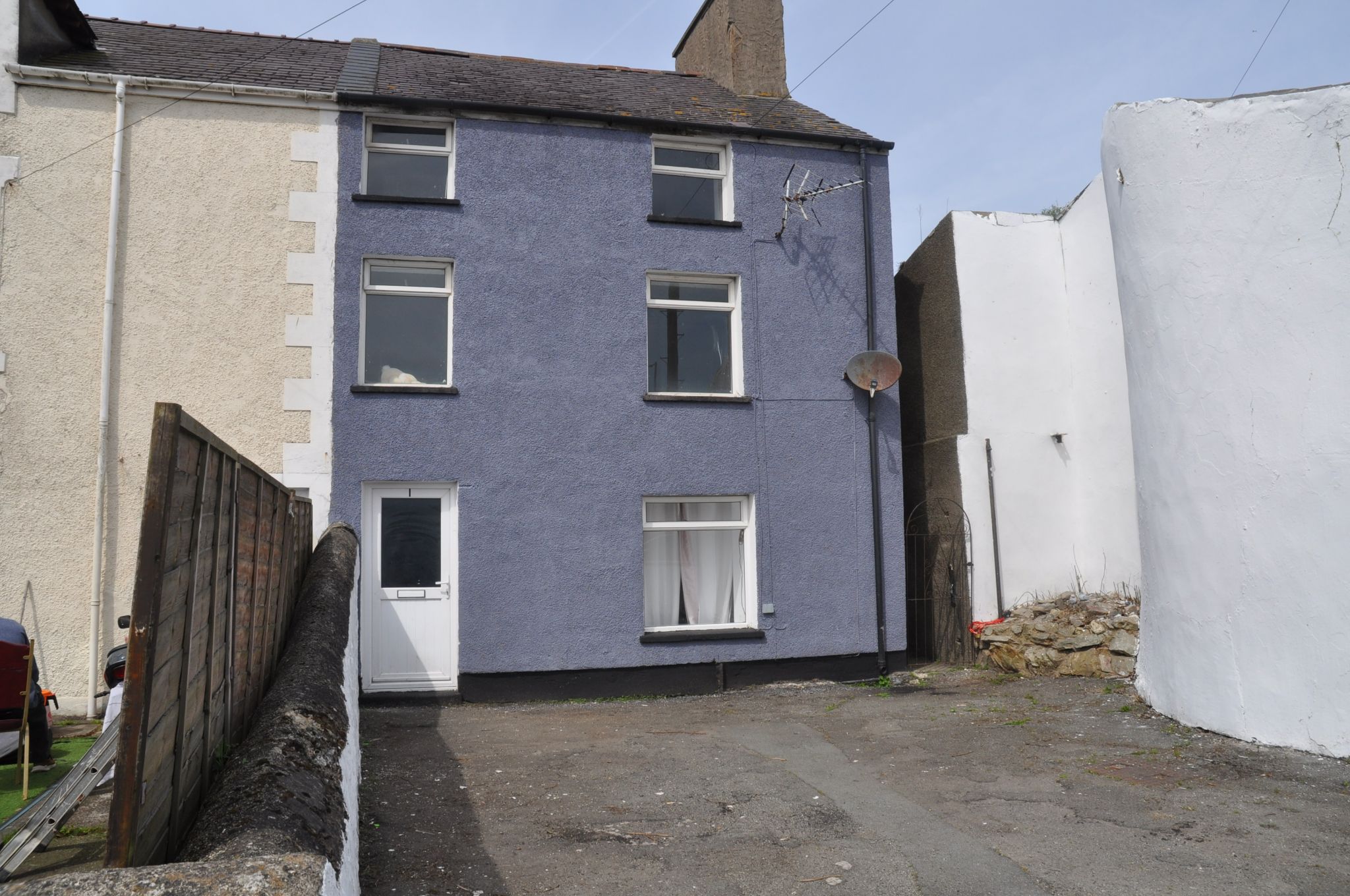 4 bedroom end terraced house Let in Holyhead - Front Of Property.