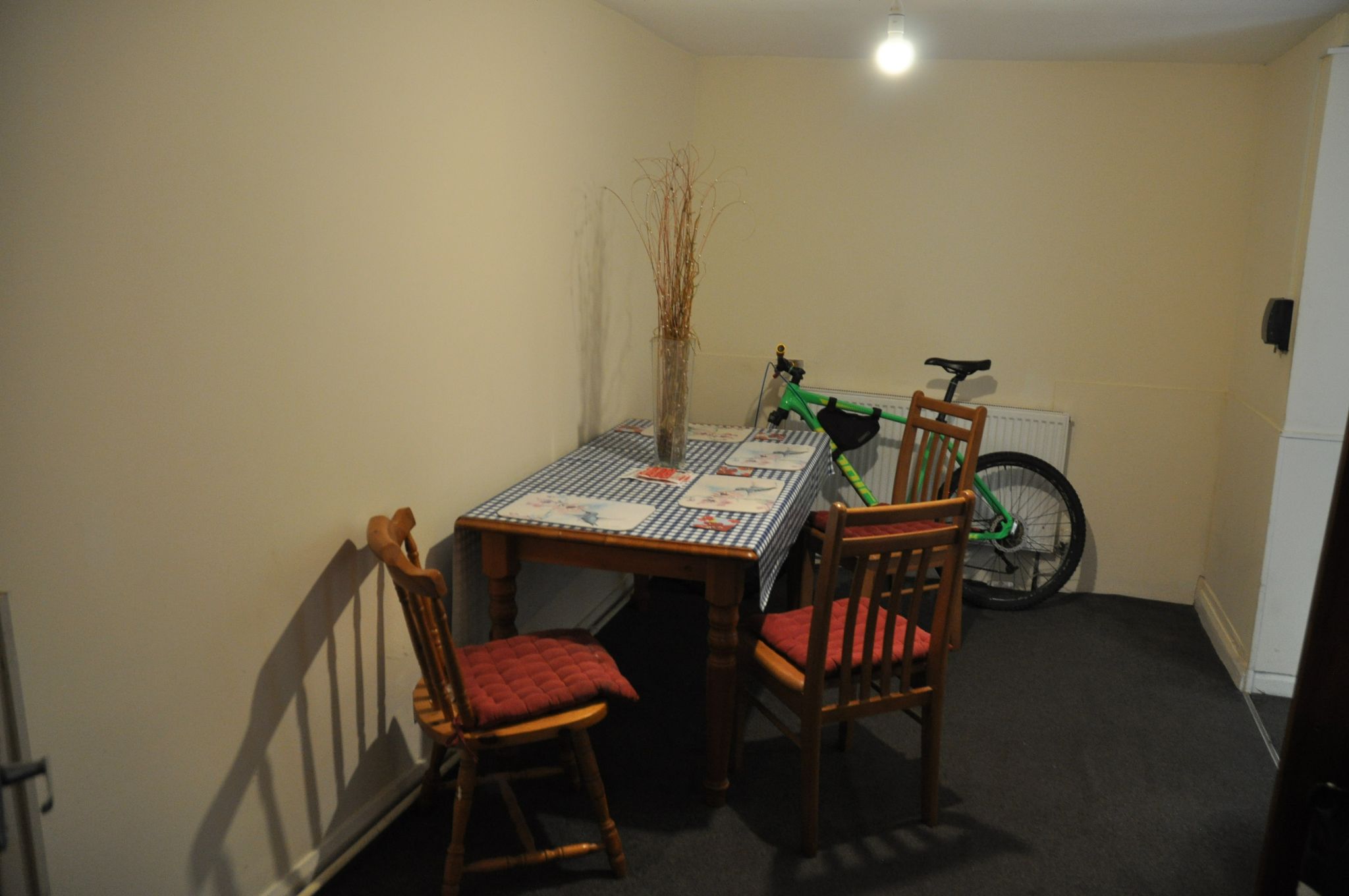 1 bedroom mid terraced house To Let in Holyhead - Photograph 5.