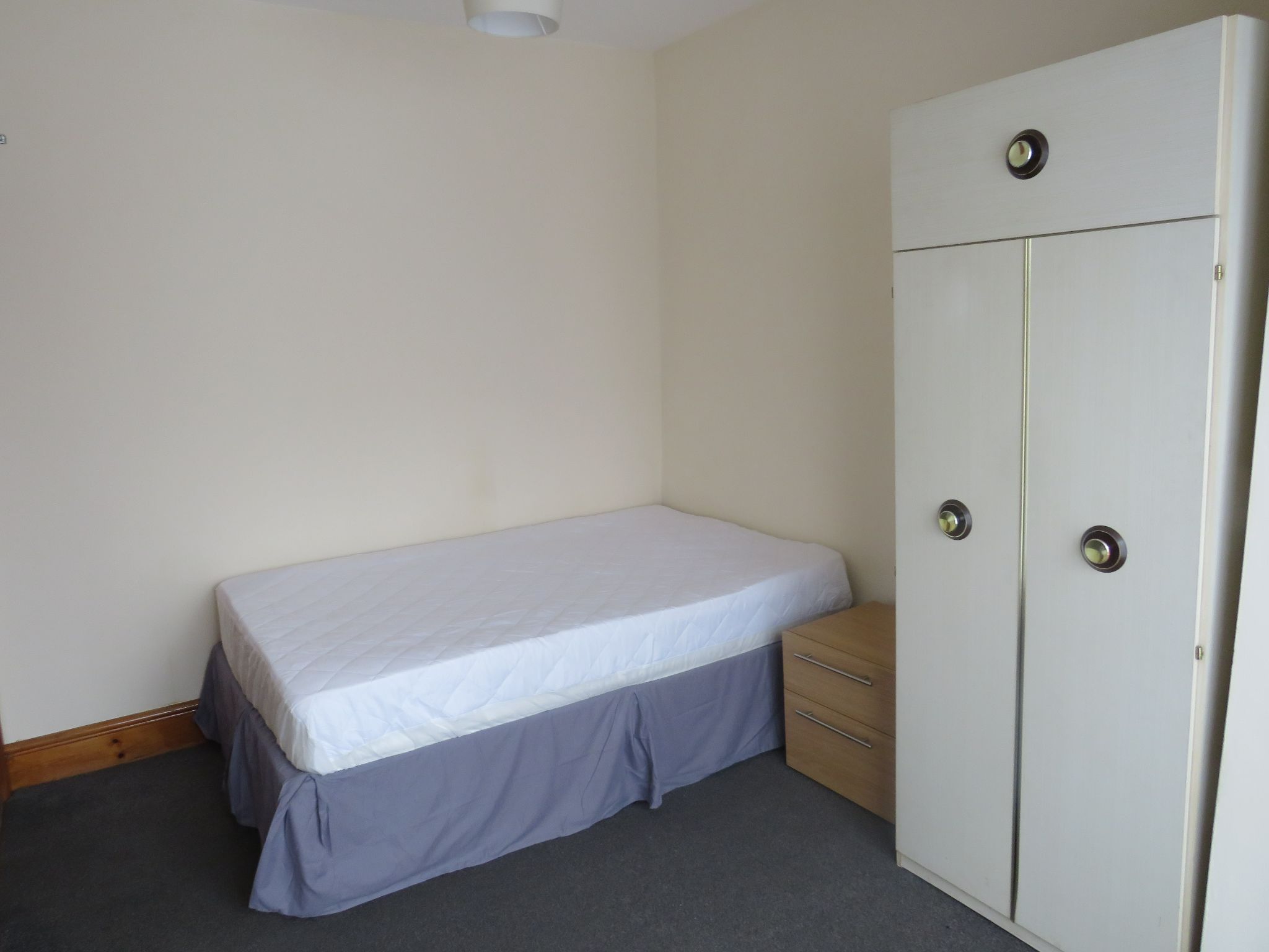 1 bedroom mid terraced house To Let in Holyhead - Property photograph.