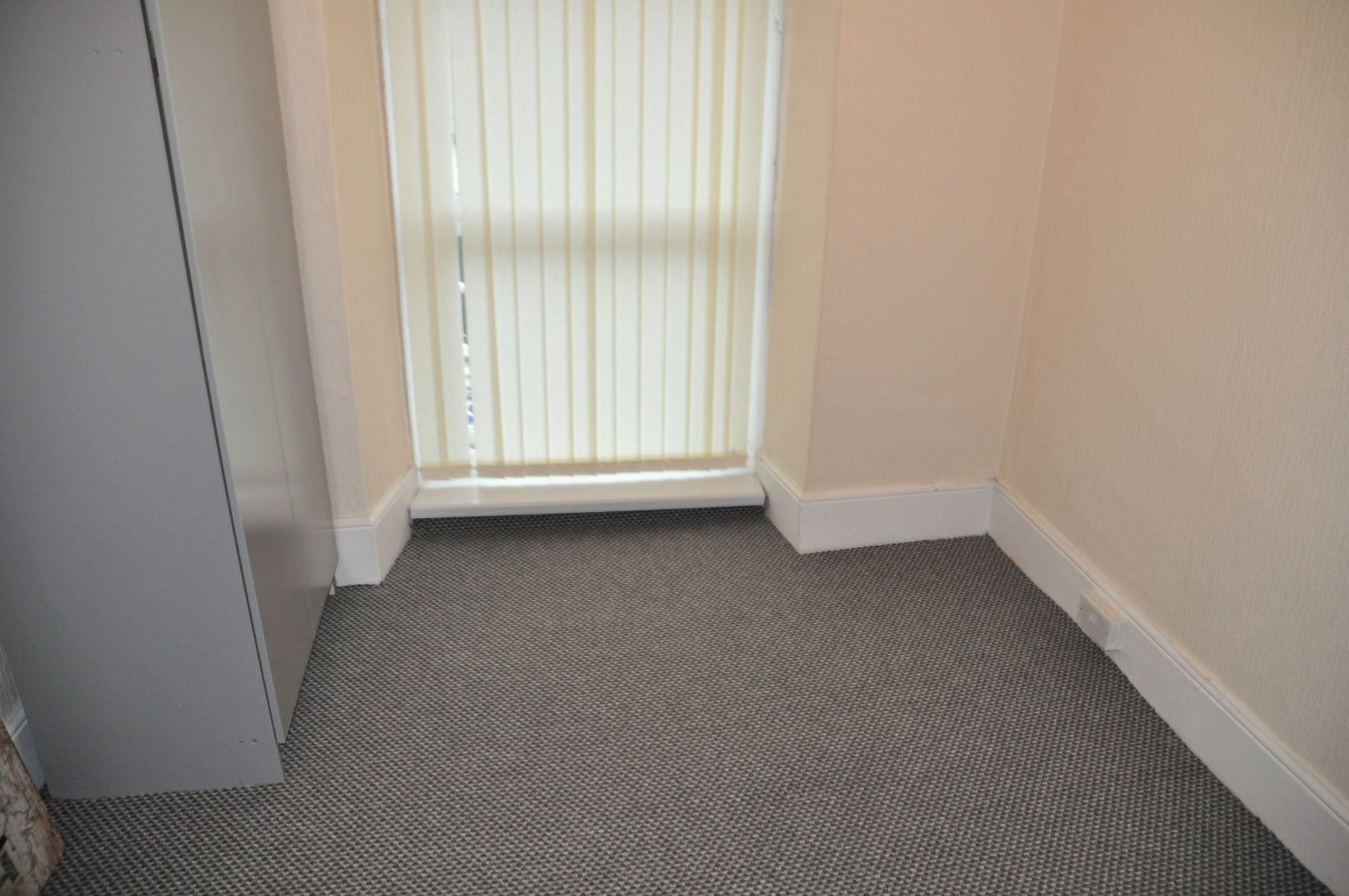 3 bedroom flat flat/apartment For Sale in Holyhead - Photograph 6.