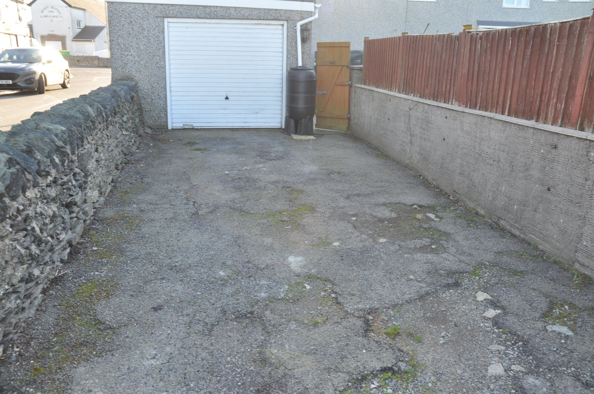 3 bedroom end terraced house Let in Holyhead - Photograph 11.