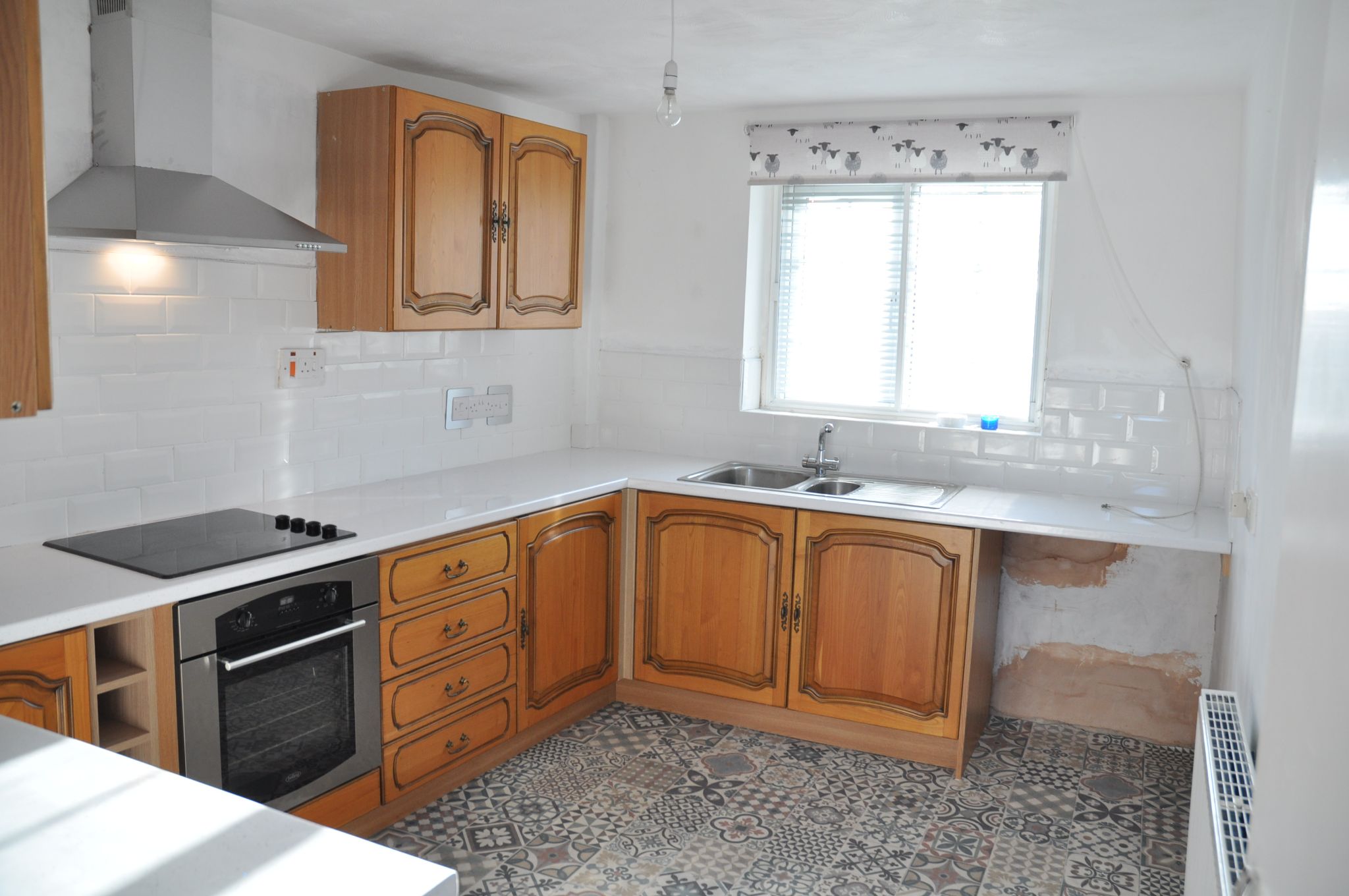 3 bedroom end terraced house Let in Holyhead - Photograph 4.