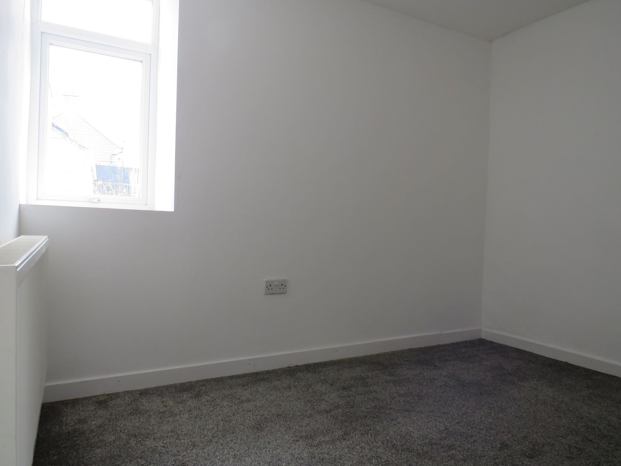 2 bedroom mid terraced house To Let in Holyhead - Photograph 5.