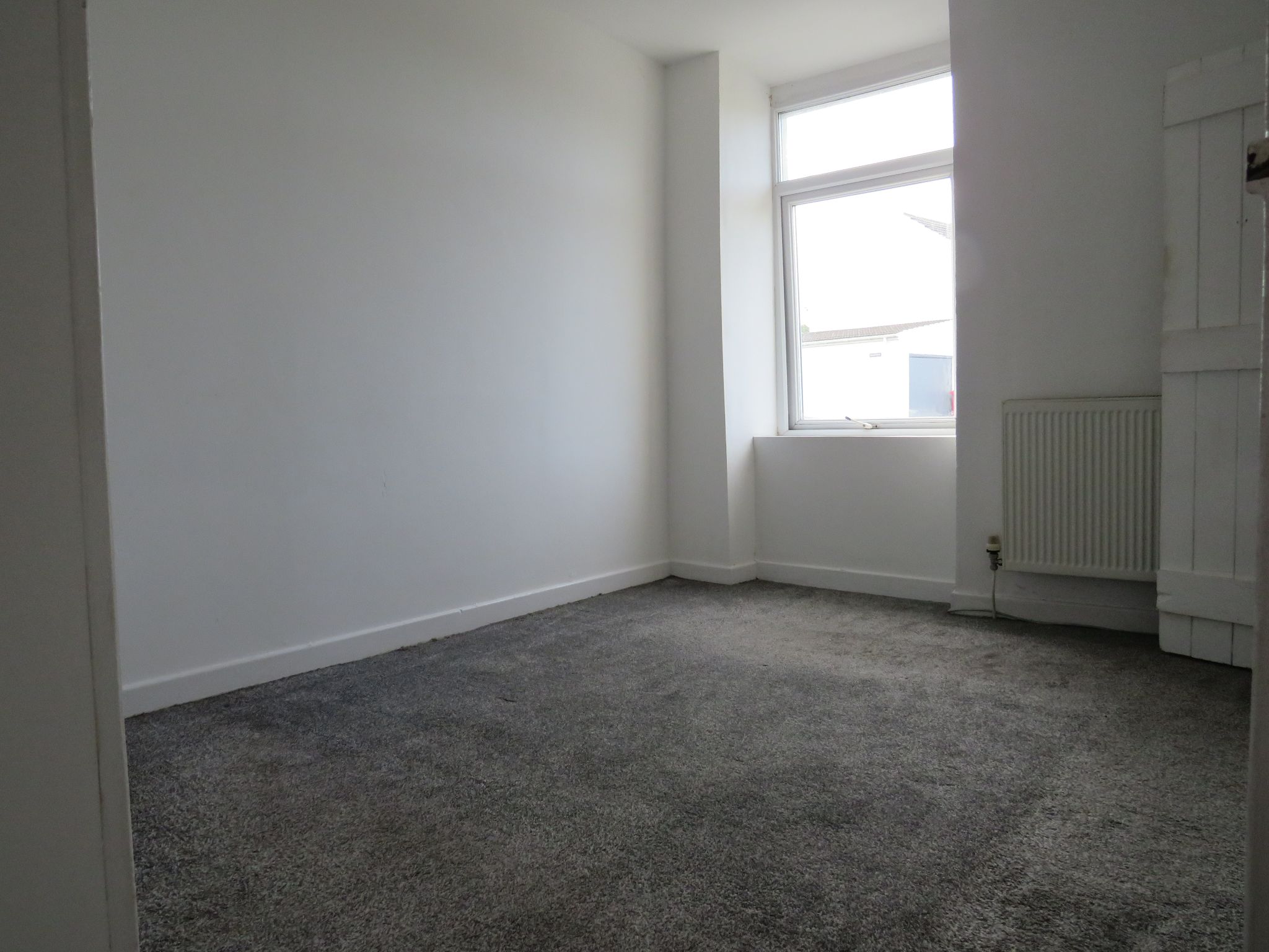 2 bedroom mid terraced house To Let in Holyhead - Photograph 6.