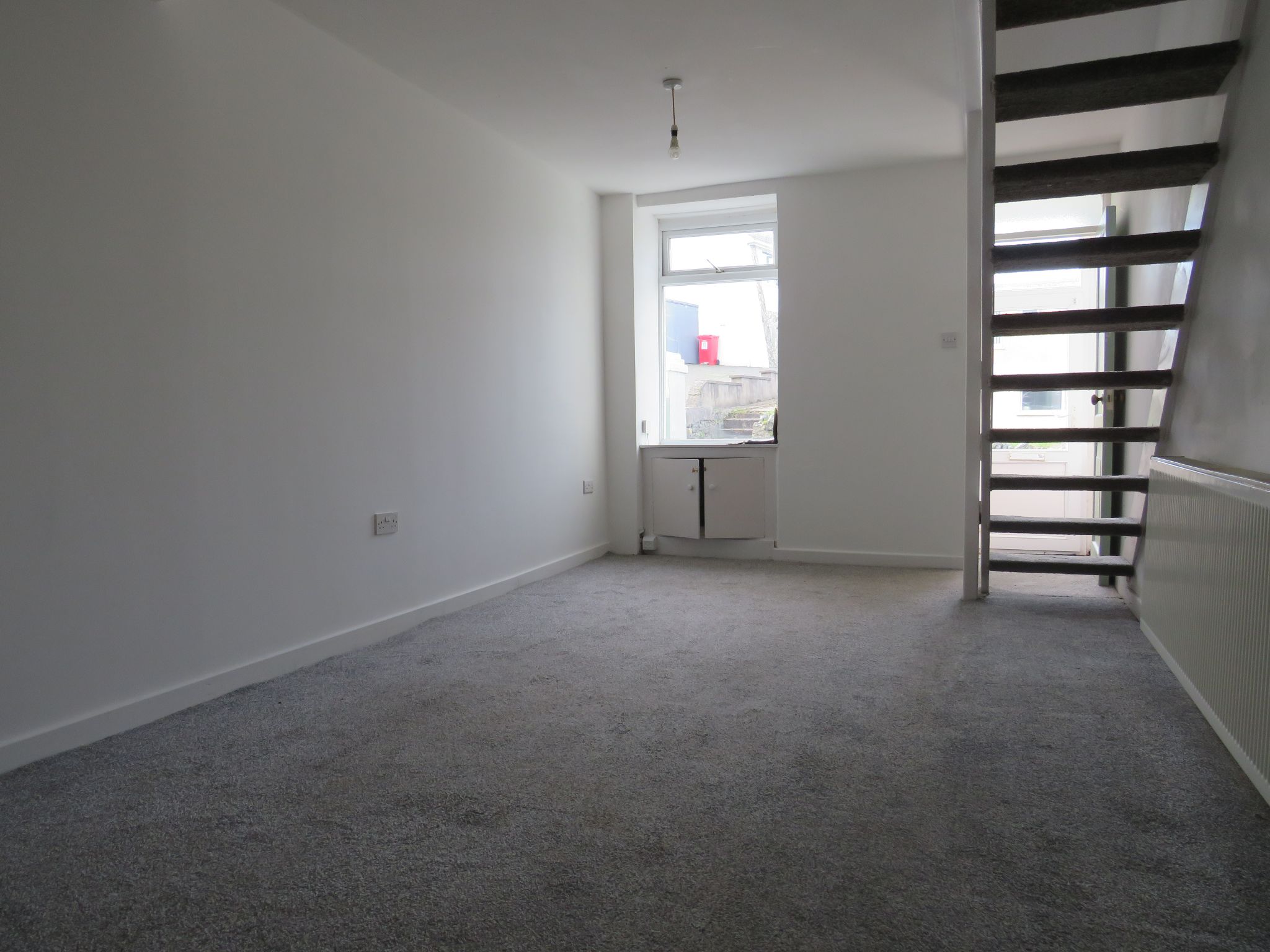2 bedroom mid terraced house To Let in Holyhead - Property photograph.