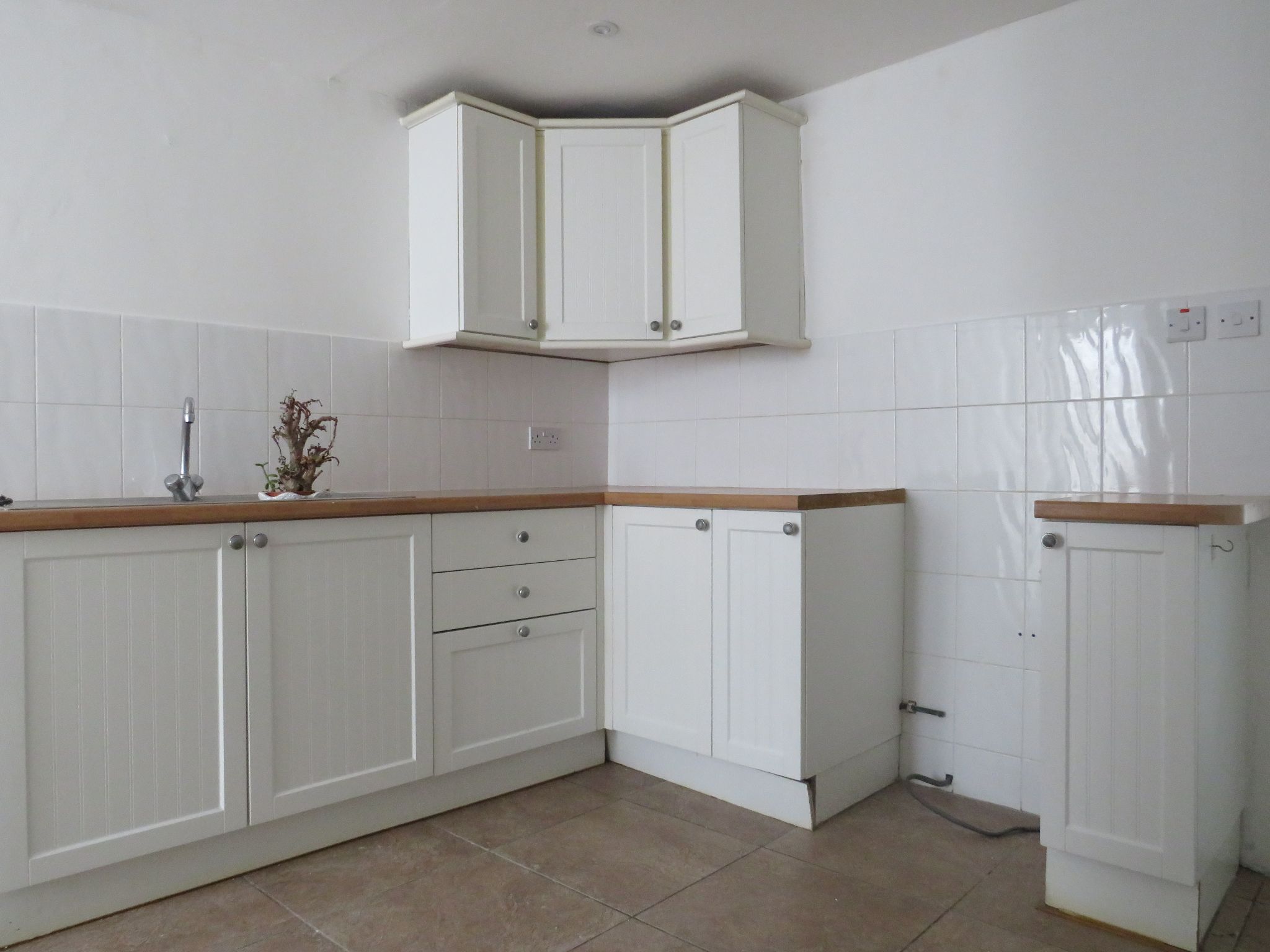 2 bedroom mid terraced house To Let in Holyhead - Property photograph.