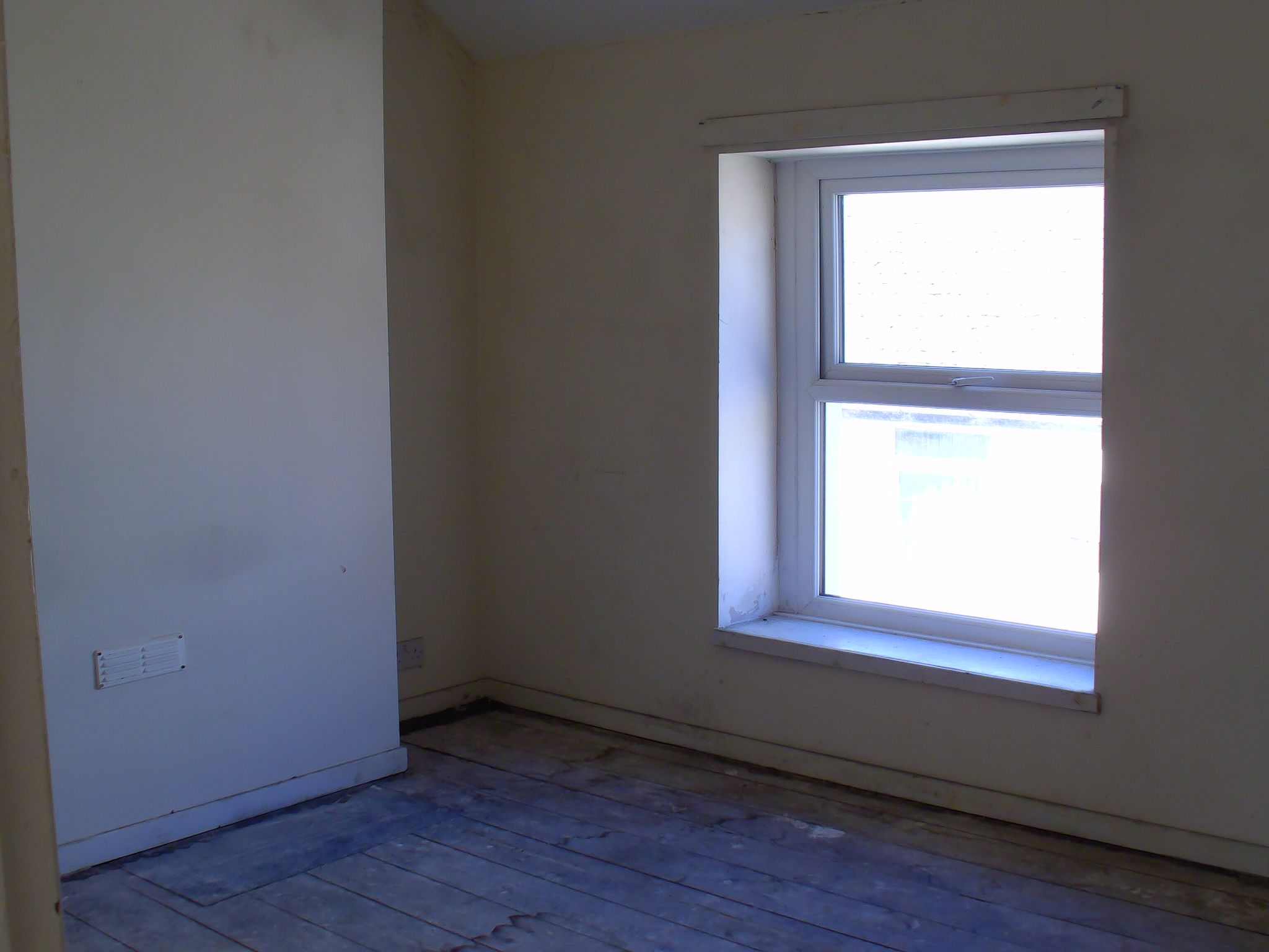 3 bedroom mid terraced house Sale Agreed in Caernarfon - Photograph 11.