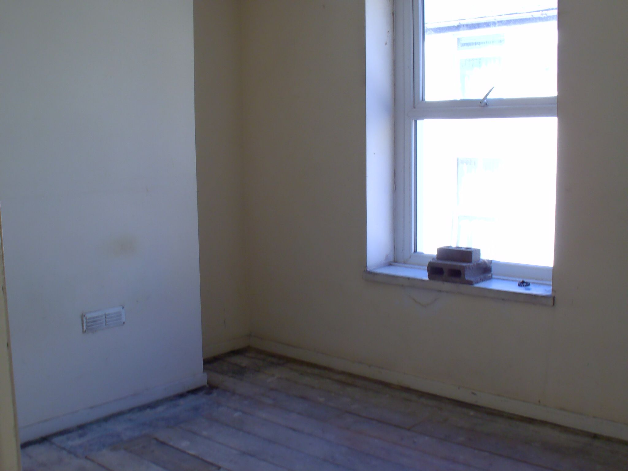 3 bedroom mid terraced house Sale Agreed in Caernarfon - Photograph 8.