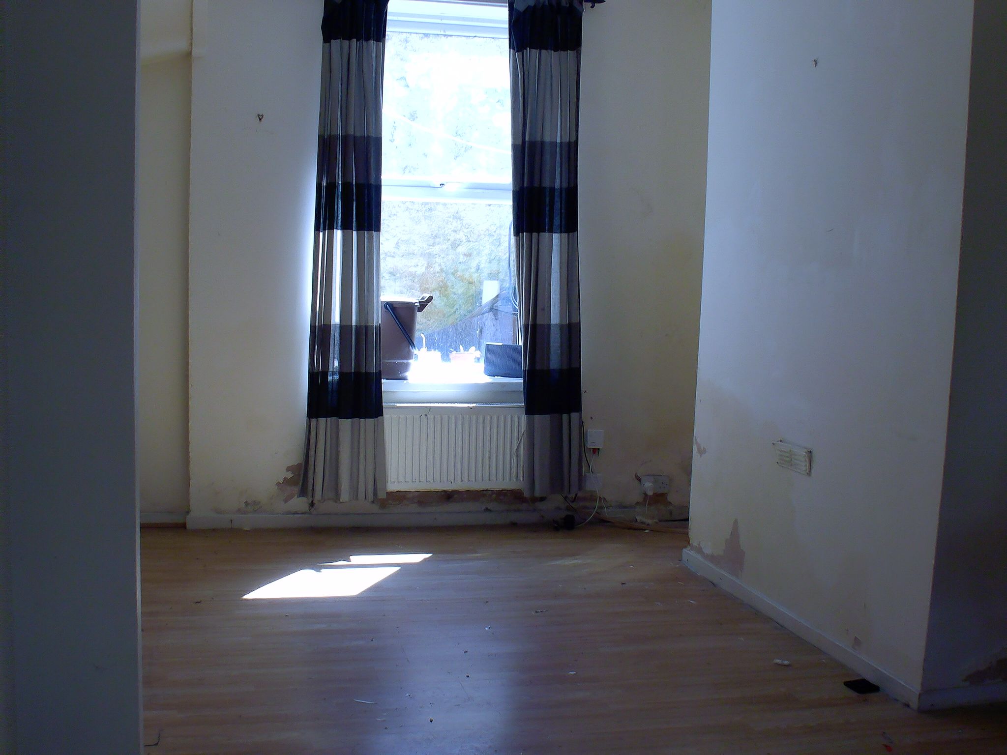 3 bedroom mid terraced house Sale Agreed in Caernarfon - Photograph 3.