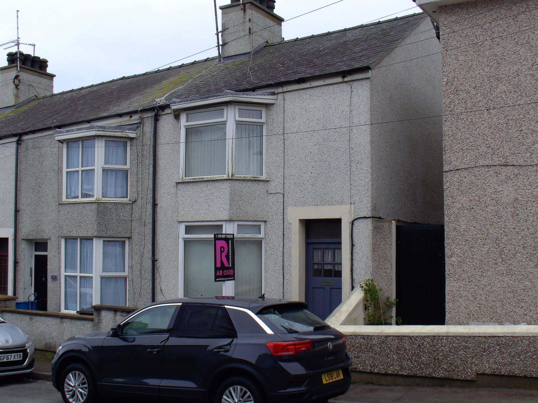 2 bedroom mid terraced house Let in Holyhead - Photograph 1.
