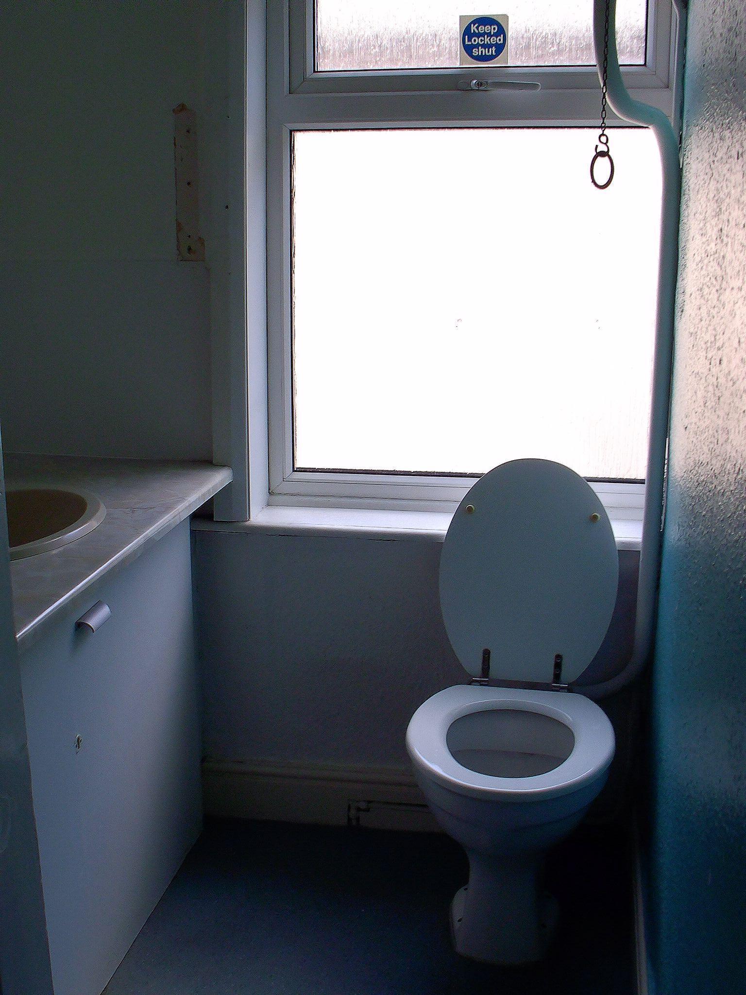 Commercial Property For Sale in Llangefni - Photograph 7.